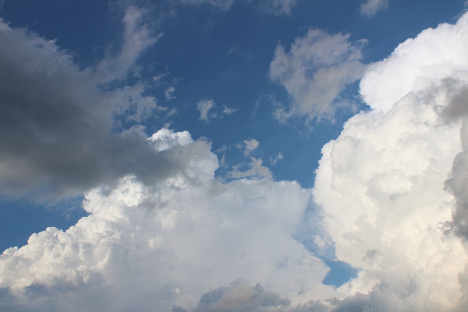 Canon EOS 1300D (EOS Rebel T6 / EOS Kiss X80) sample photo. Clouds, white, sky photography