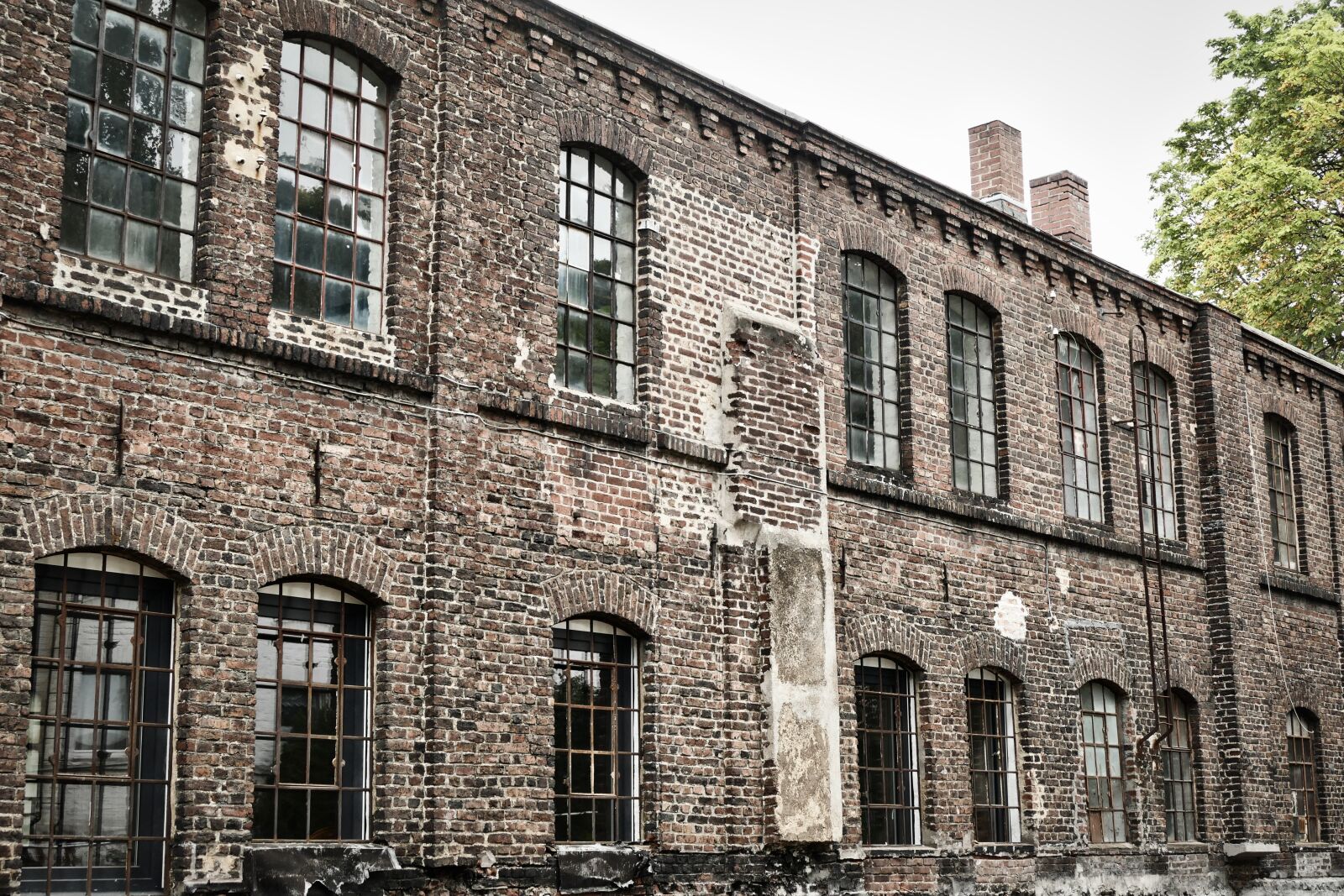 Panasonic Lumix DMC-FZ1000 sample photo. Factory, ruin, brick photography