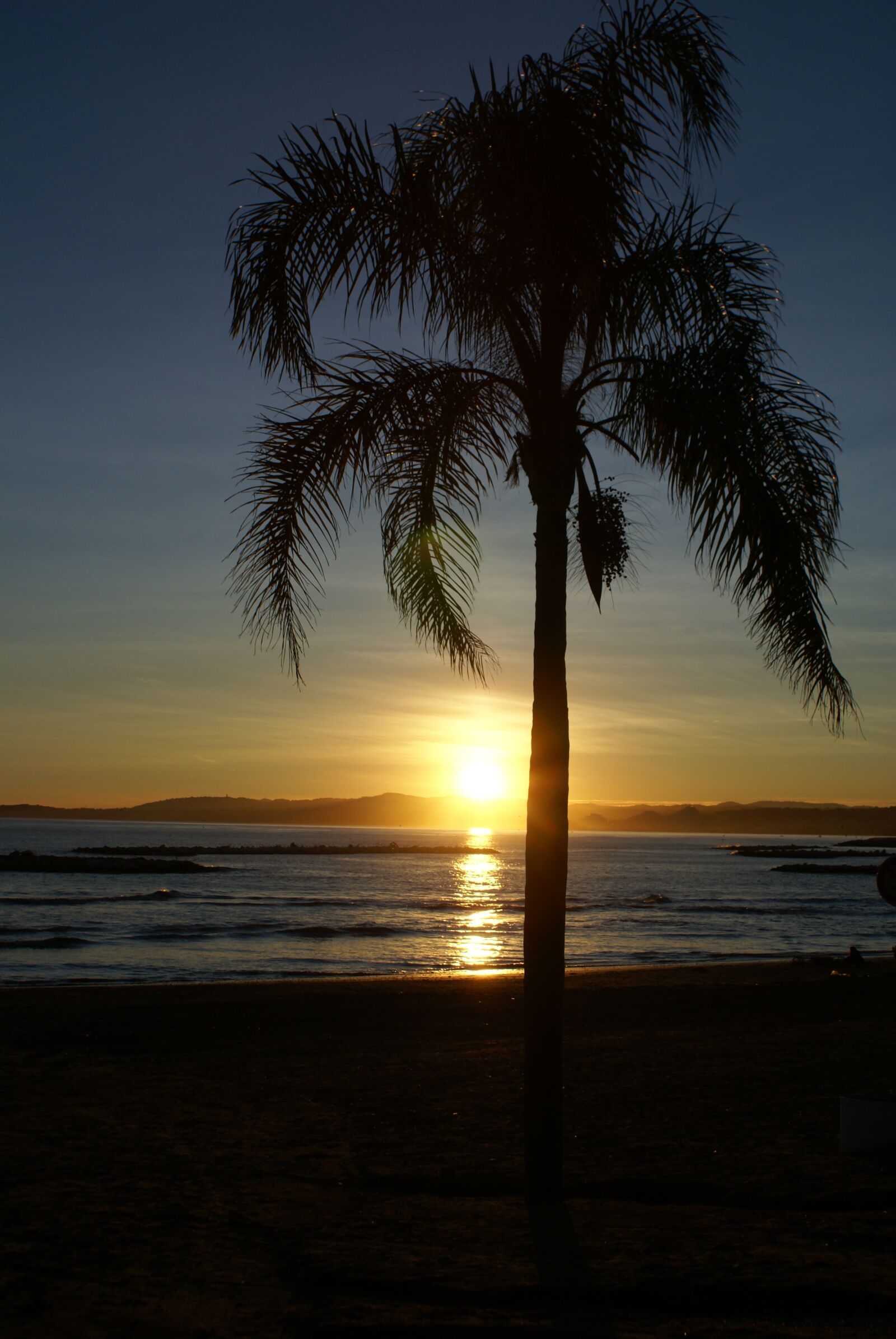 Sony Alpha DSLR-A100 sample photo. Beach, side, sand photography
