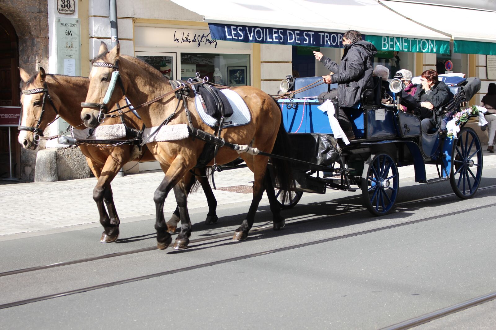 Canon EOS 700D (EOS Rebel T5i / EOS Kiss X7i) sample photo. Coach, horses, innsbruck photography