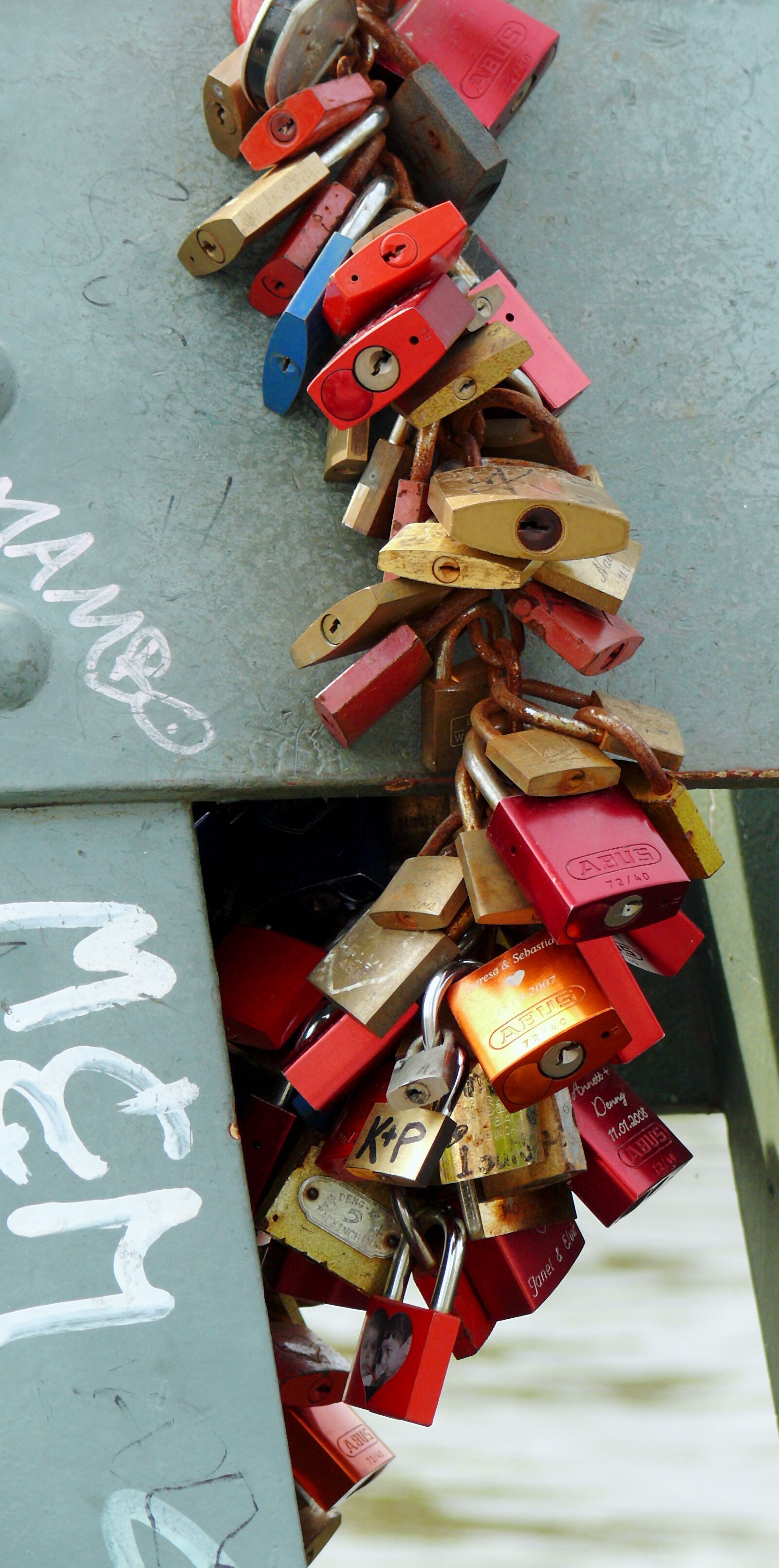 Leica V-LUX 1 sample photo. Castles, padlocks, love locks photography