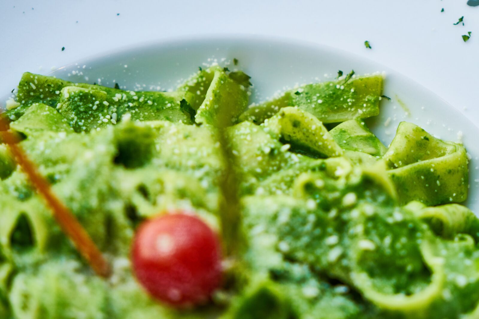 Sony a7R II sample photo. Pasta, green, pesto photography
