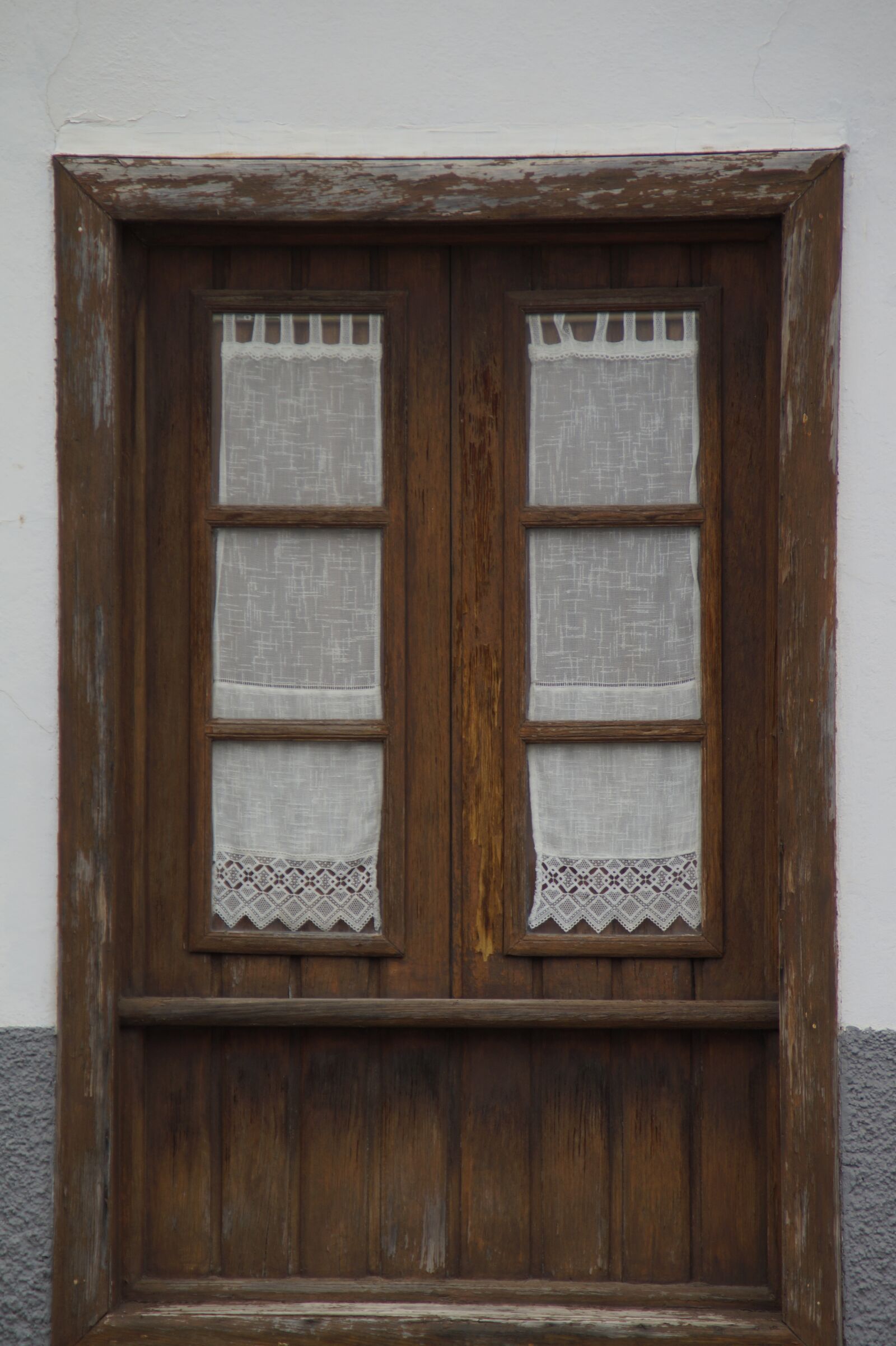 Sony SLT-A58 sample photo. Window, curtains, old photography