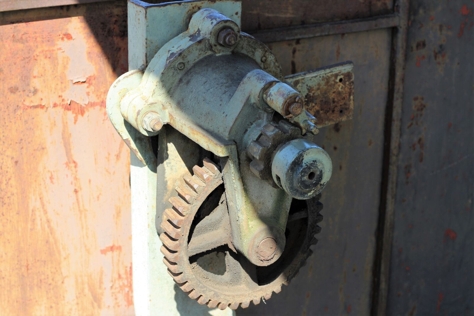 Canon EOS 600D (Rebel EOS T3i / EOS Kiss X5) + Canon EF 50mm F1.8 II sample photo. Train ramp mechanism, railway photography