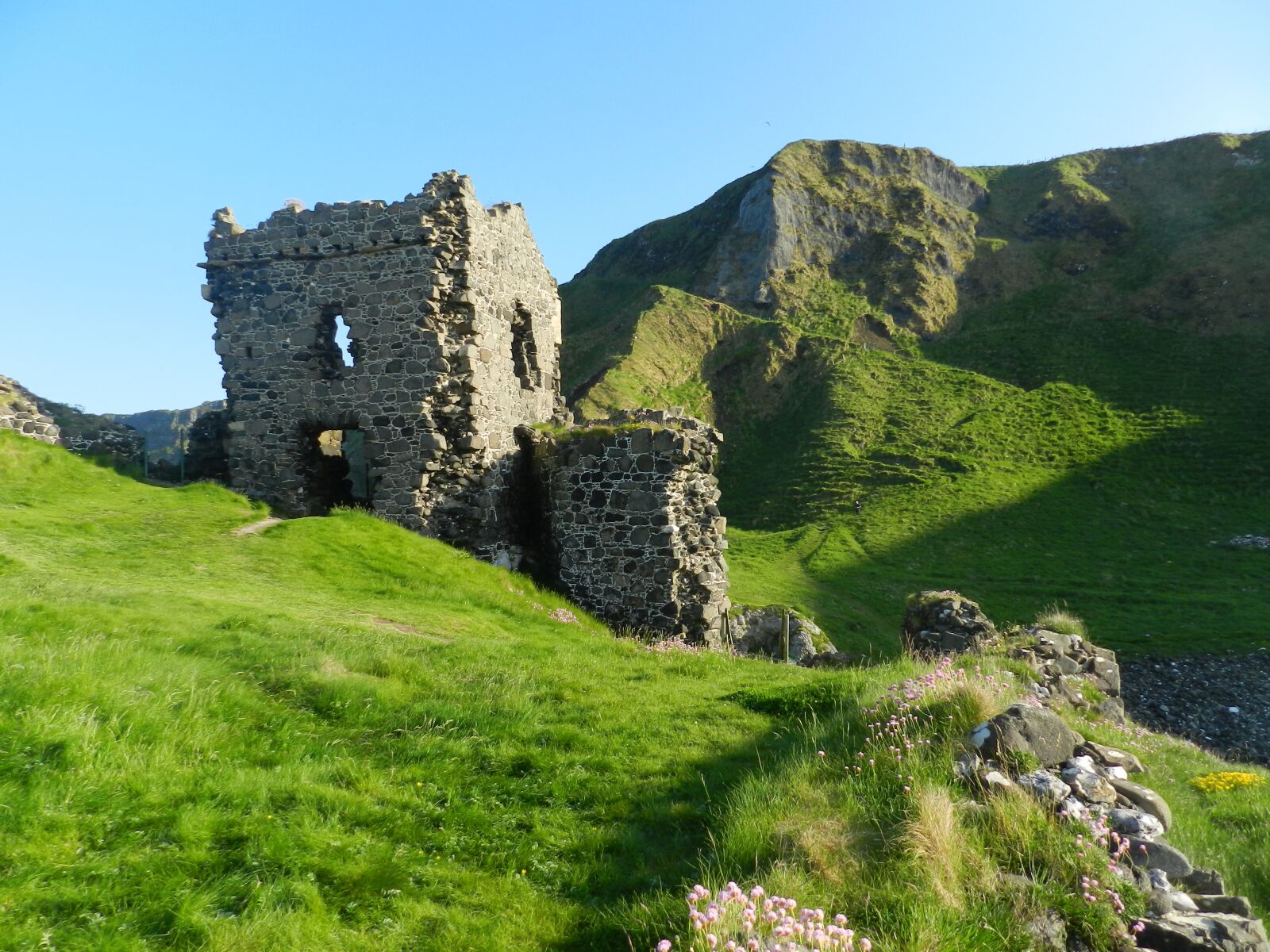 Nikon Coolpix P500 sample photo. Castle, ireland, kinbane castle photography