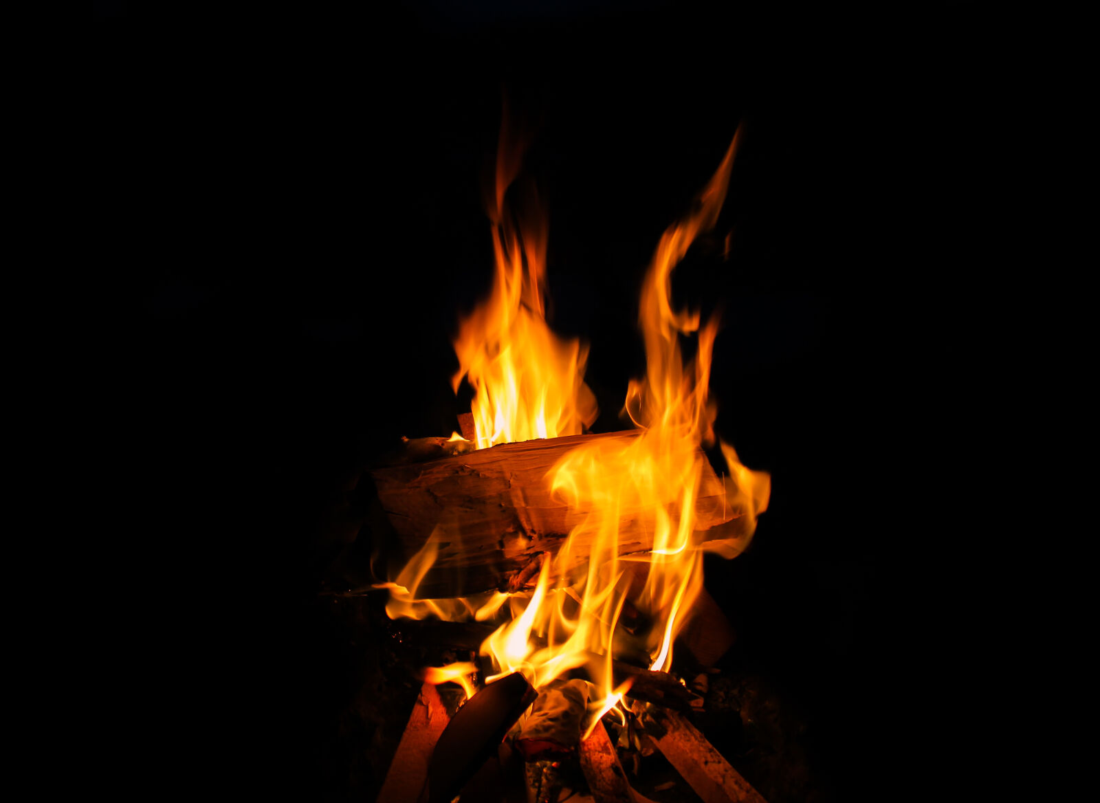 Canon EOS 1100D (EOS Rebel T3 / EOS Kiss X50) sample photo. Close, up, of, bonfire photography