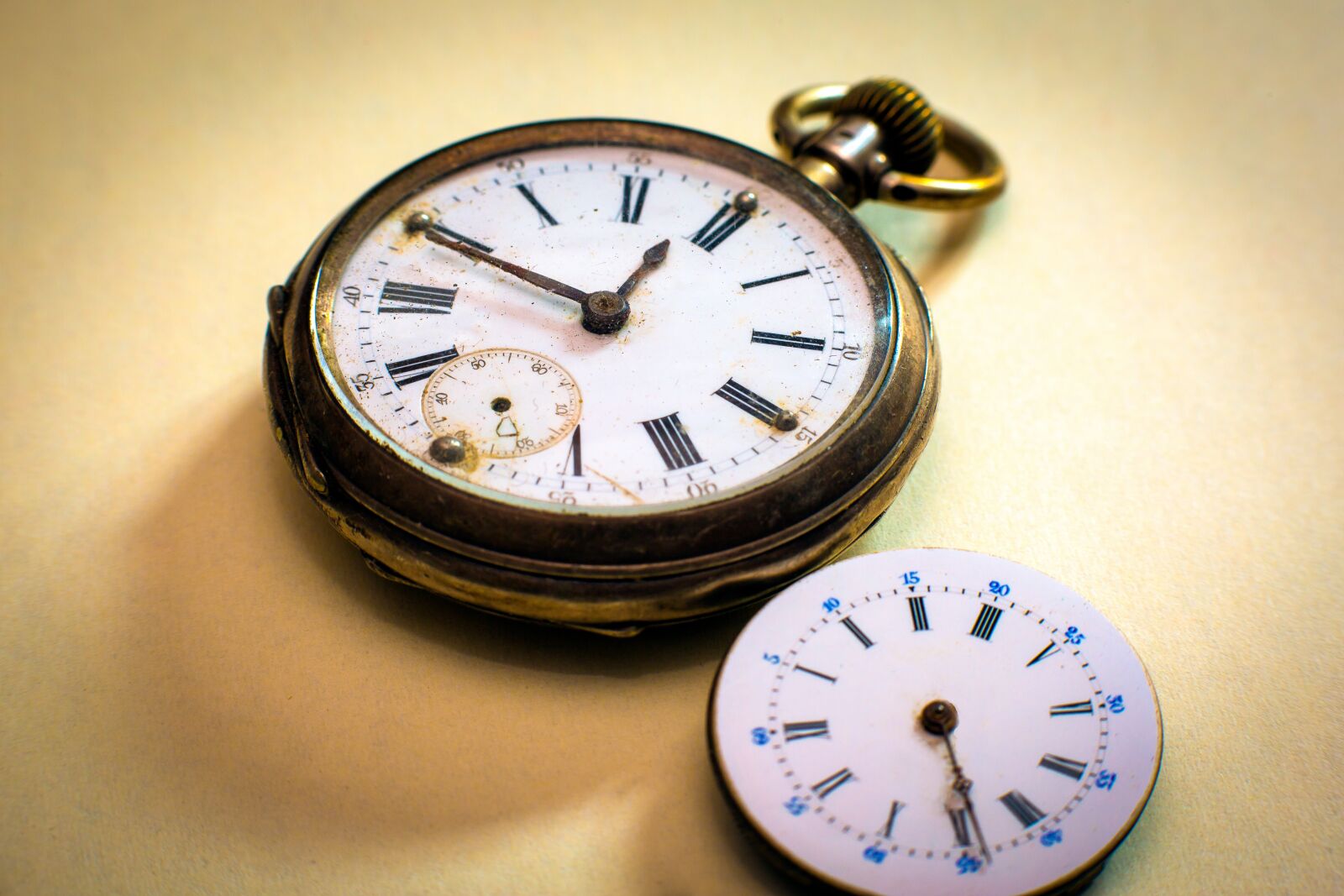 Canon EF 85mm F1.8 USM sample photo. Clock, pocket watch, clock photography
