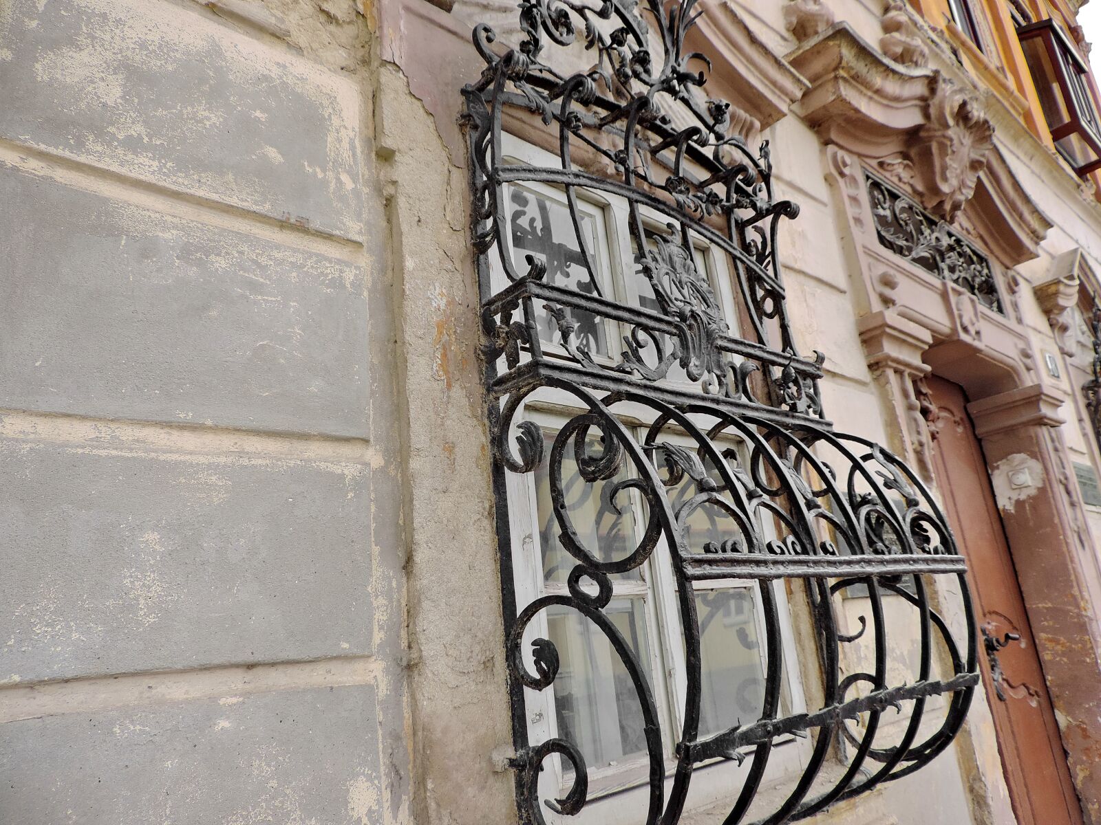 Nikon Coolpix P520 sample photo. Cast iron, facade, front photography