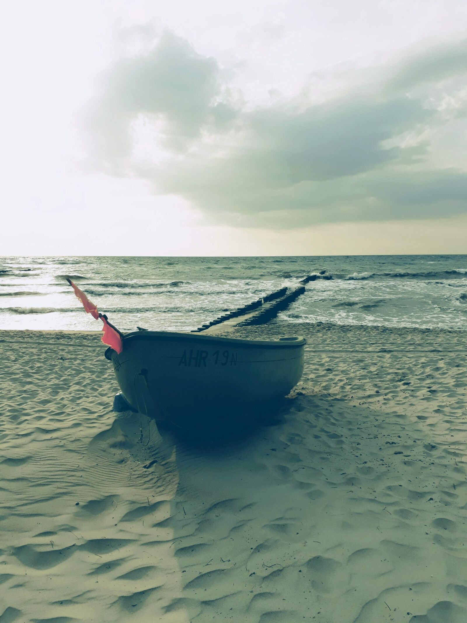 Samsung Galaxy A3(2017) sample photo. Boat, beach, sea photography