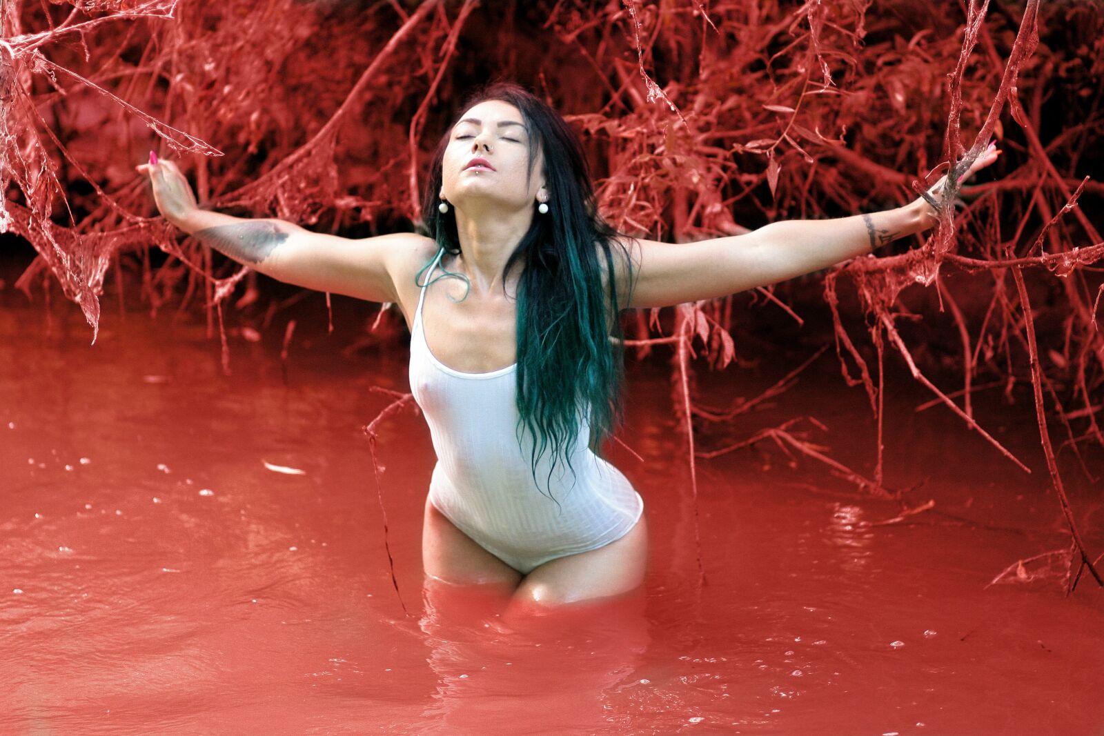 Canon EOS 450D (EOS Rebel XSi / EOS Kiss X2) sample photo. Girl, water, roots photography
