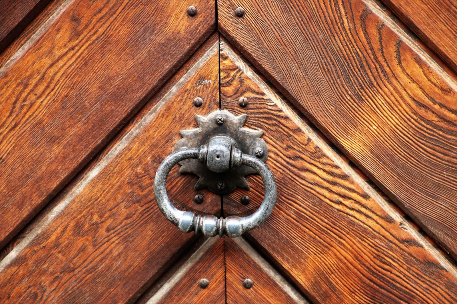 Canon EOS 80D sample photo. Wooden, the door, old photography