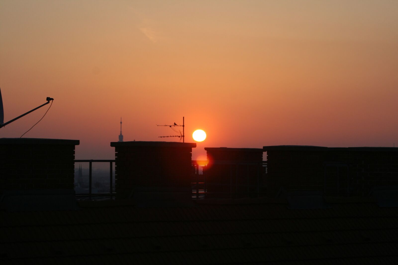 Canon EOS 350D (EOS Digital Rebel XT / EOS Kiss Digital N) sample photo. Roofs, sky, sunrise photography