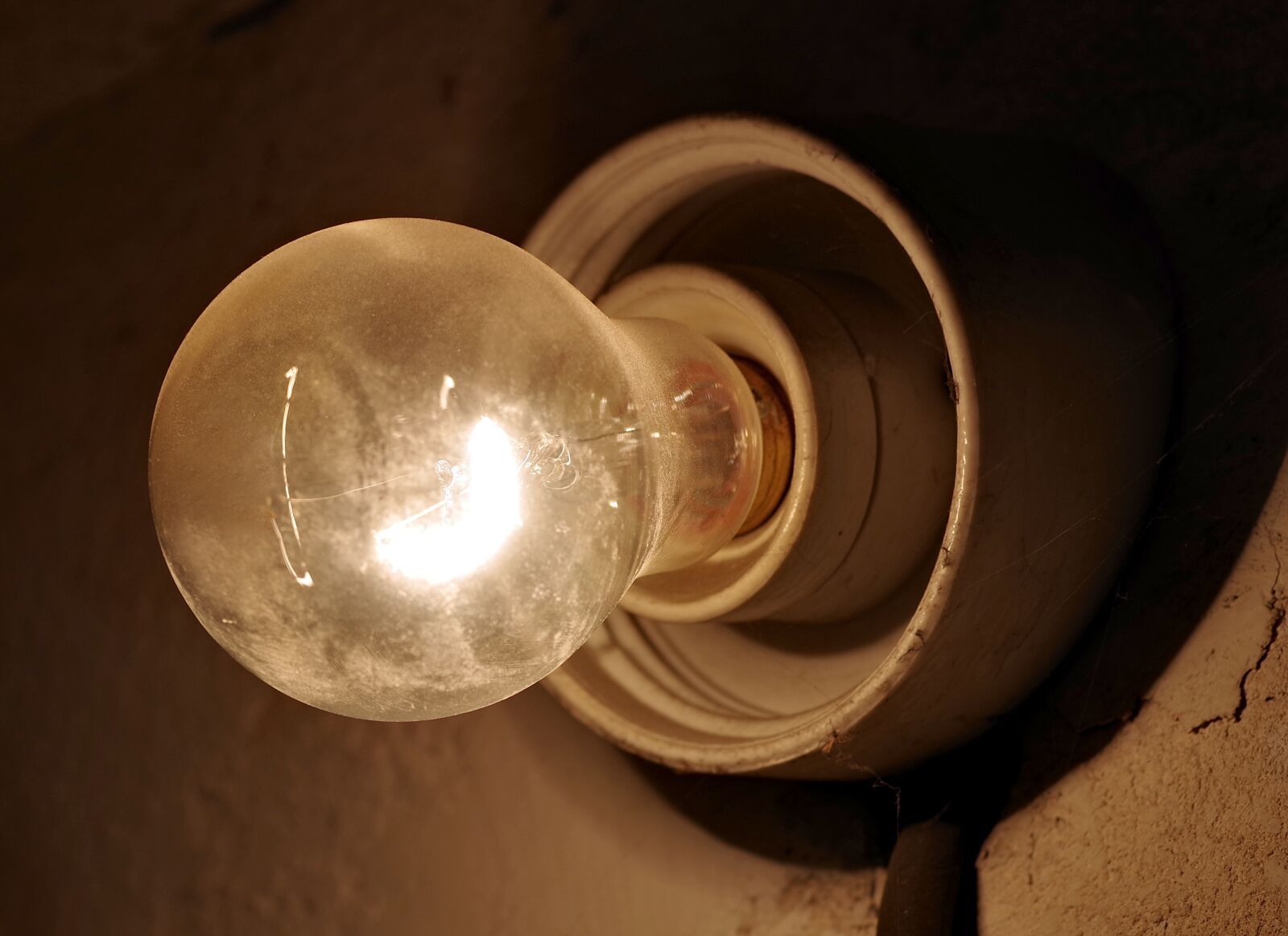 Pentax K-S2 sample photo. The light bulb, replacement photography