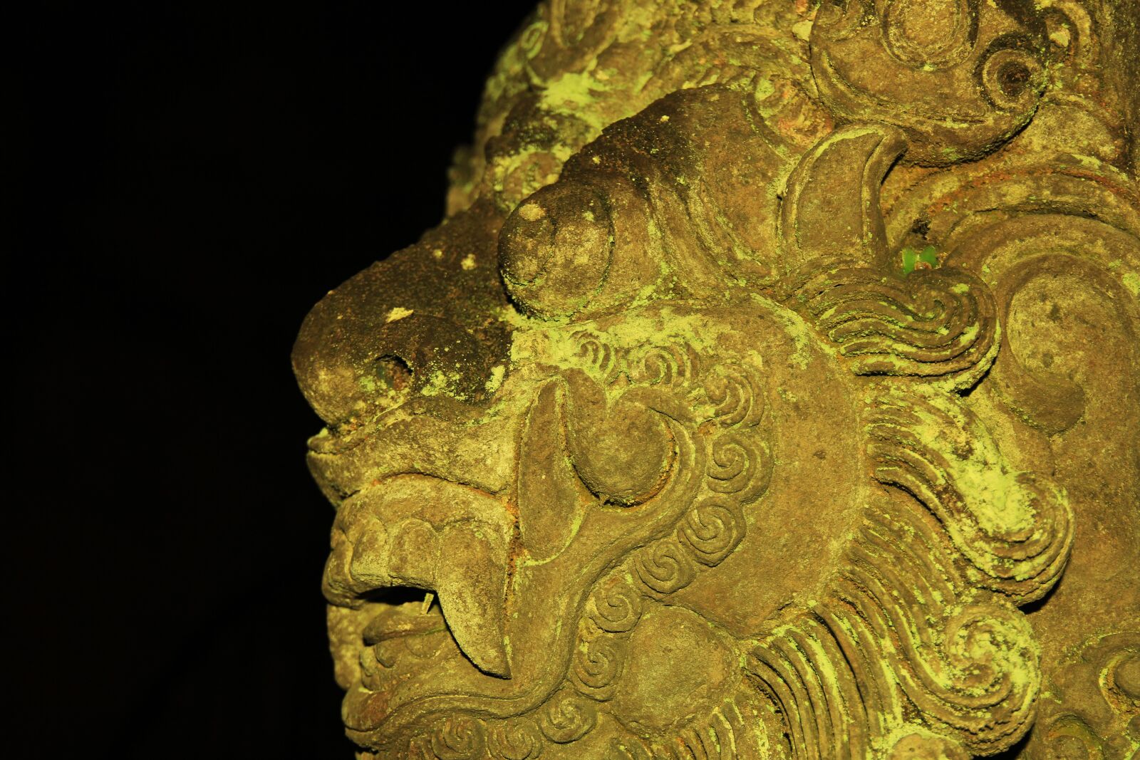 Canon EF-S 18-135mm F3.5-5.6 IS sample photo. Statue, relief, temple photography