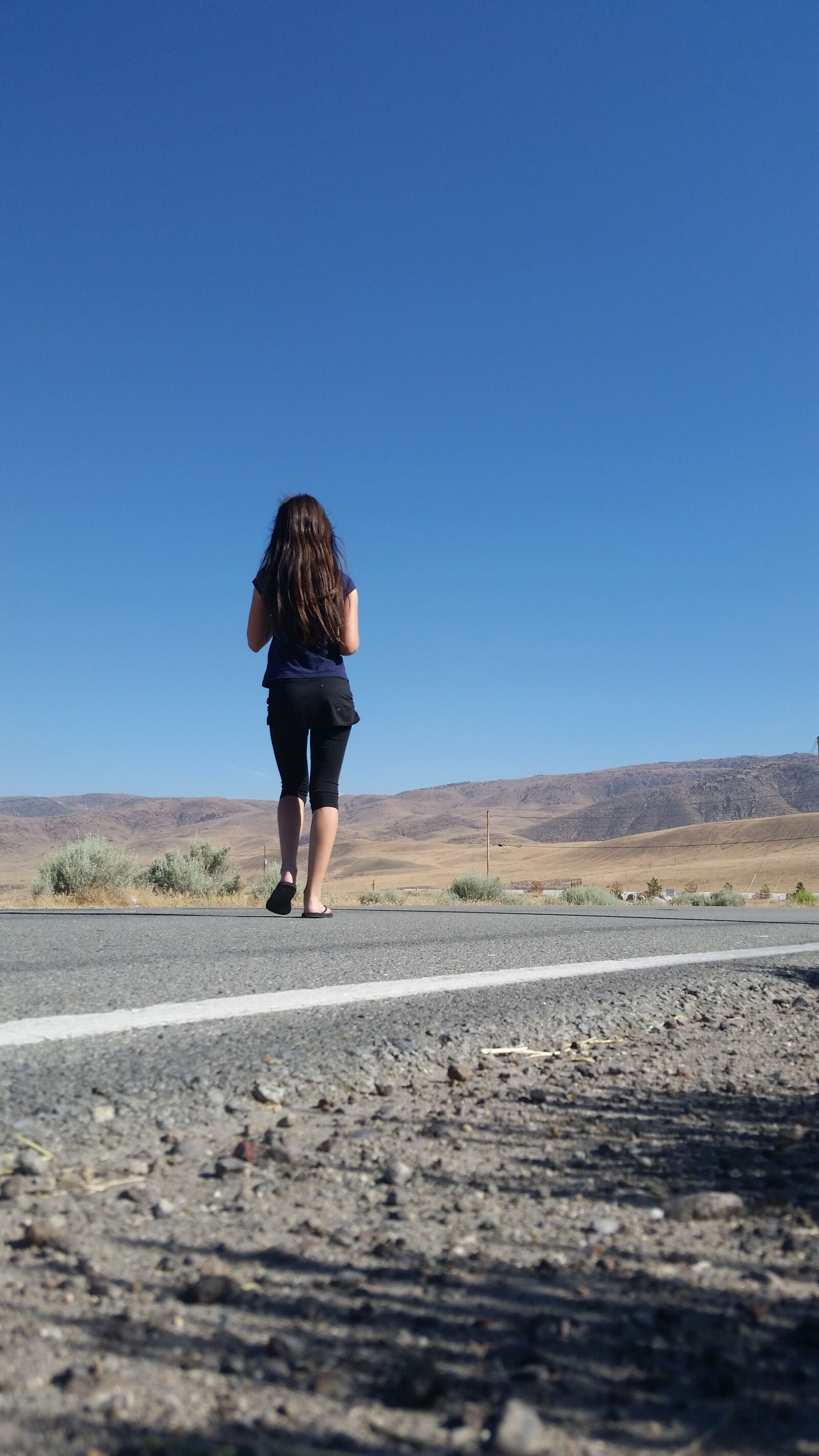 Samsung Galaxy S5 sample photo. Girl, walking, mountain photography