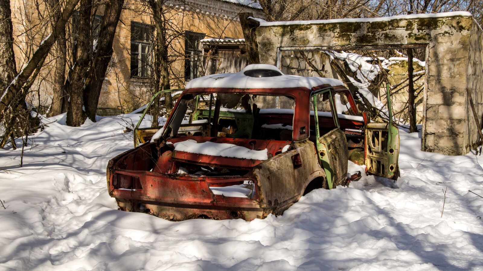 Sony SLT-A65 (SLT-A65V) + Tamron 16-300mm F3.5-6.3 Di II VC PZD Macro sample photo. Car, snow, exclusion zone photography