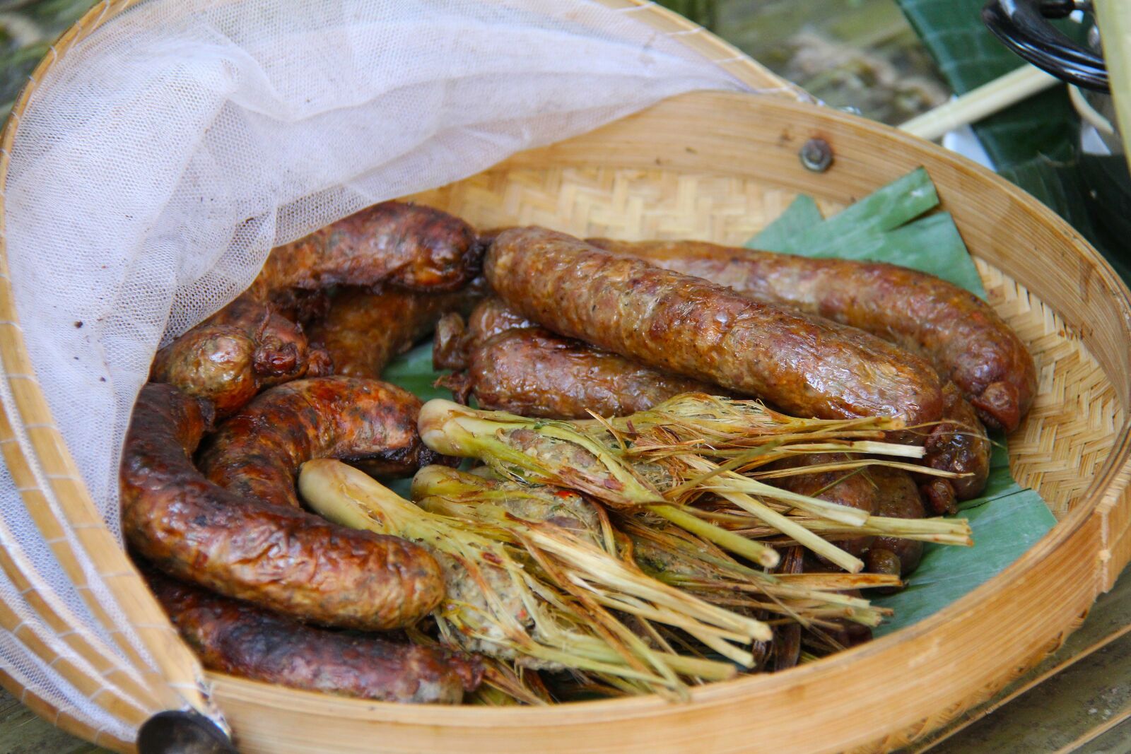 Canon EF-S 18-200mm F3.5-5.6 IS sample photo. Authentic, food, meats photography