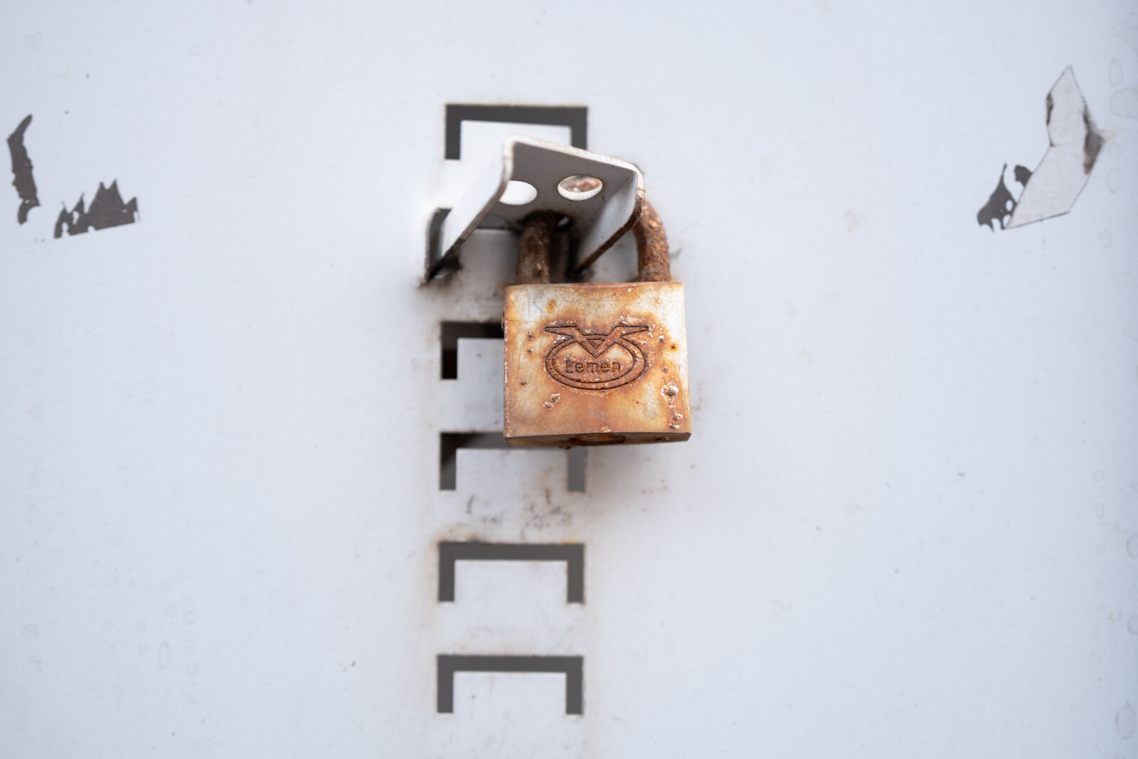 SUMMILUX 1:1.7/28 ASPH. sample photo. Rusty padlock photography