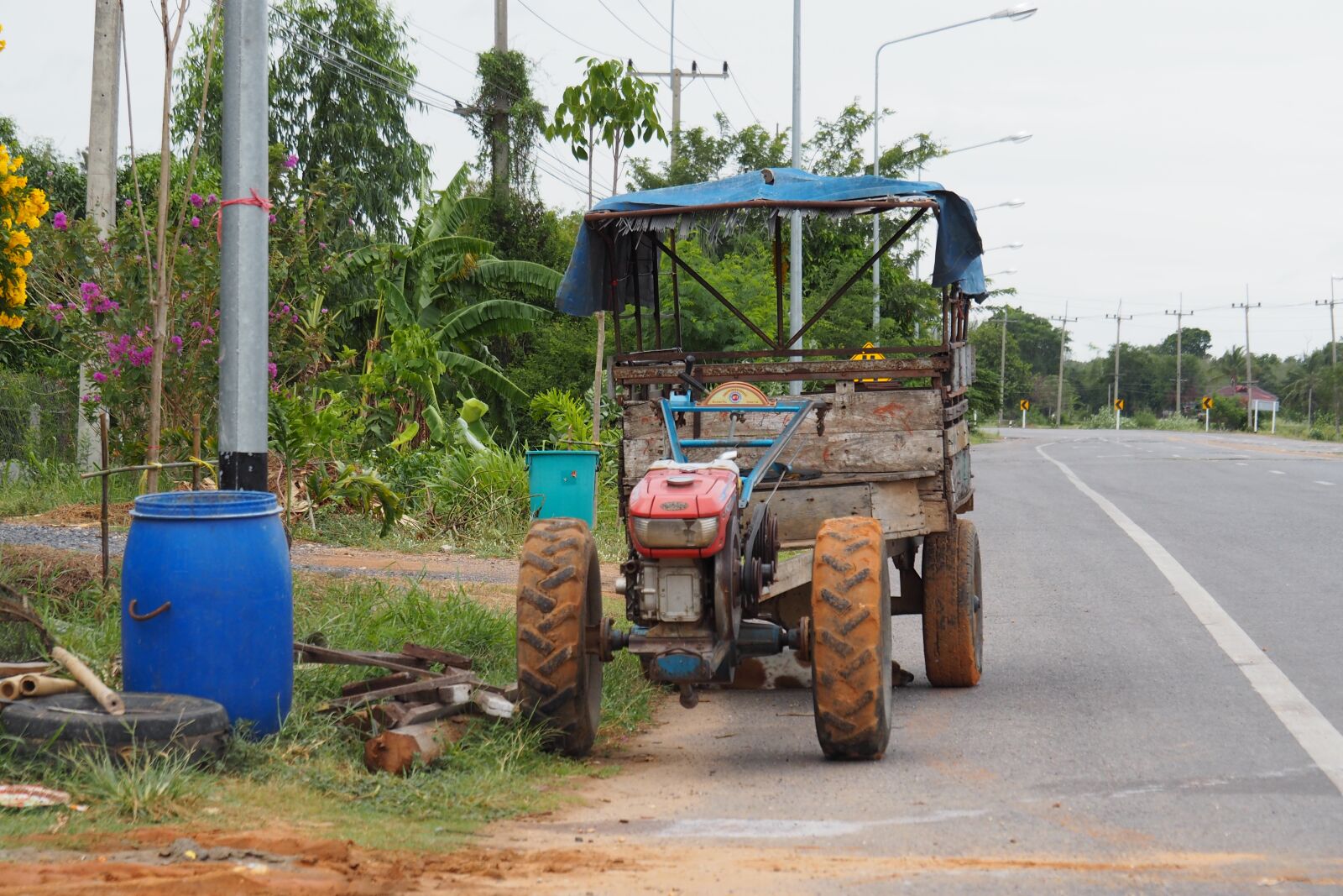 Olympus PEN E-PL7 sample photo. Farm machine, car, road photography