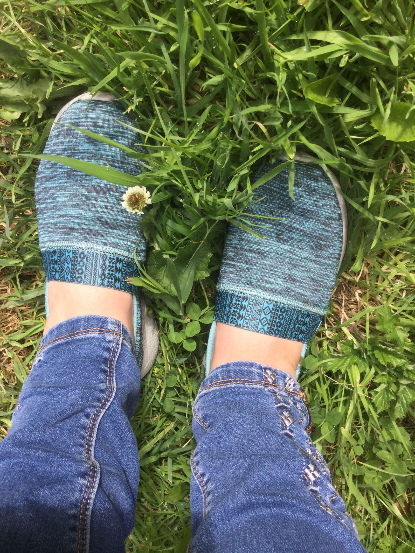 iPad Air 2 back camera 3.3mm f/2.4 sample photo. Feet, jeans, shoes, grass photography