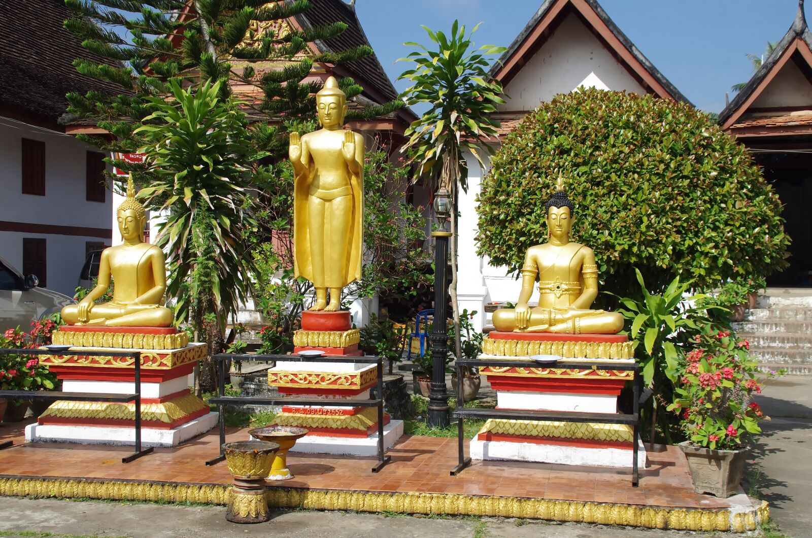 Pentax K-5 sample photo. Laos, luang-parbang, temple photography