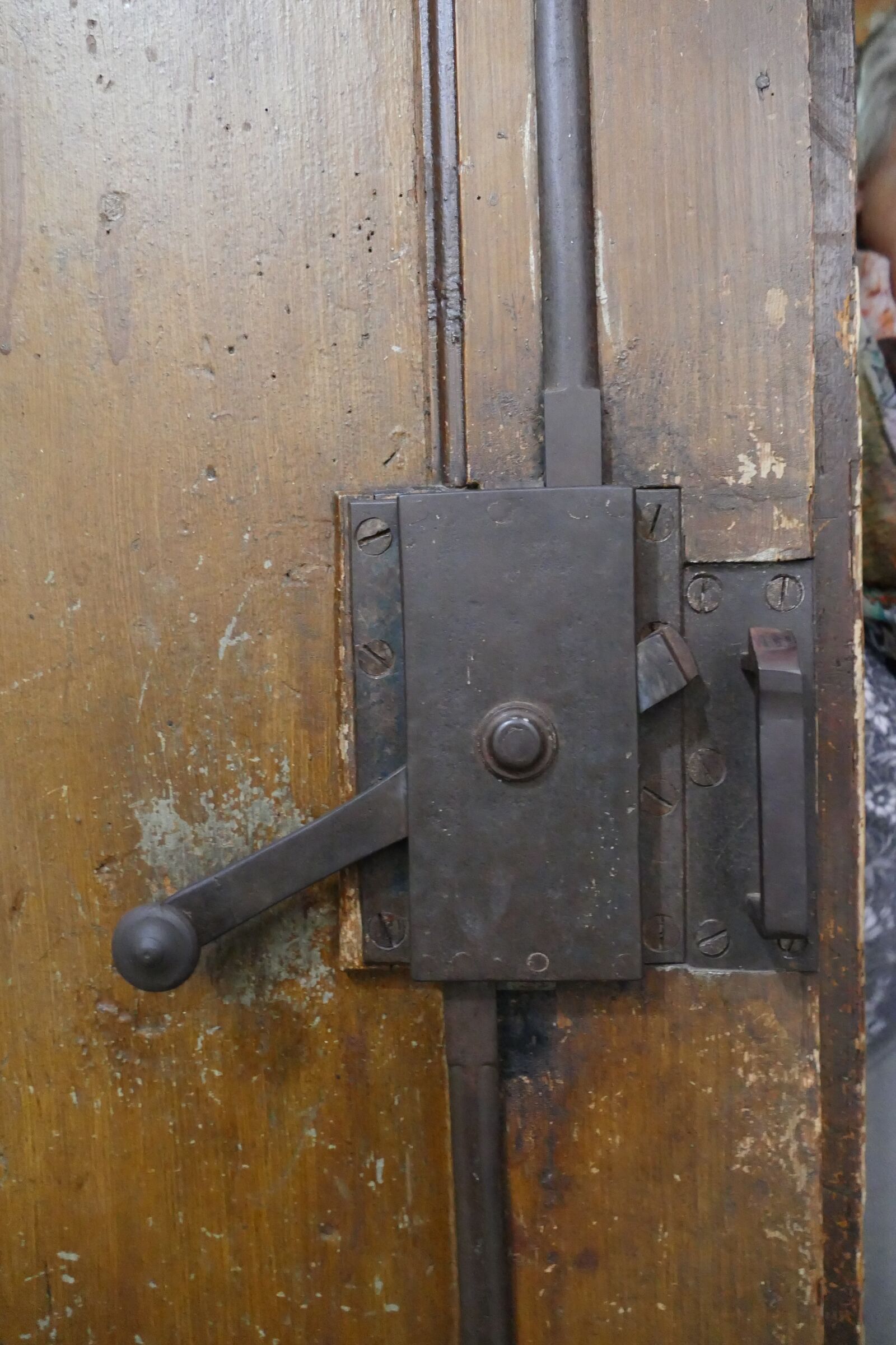 Panasonic Lumix DMC-FZ1000 sample photo. Door lock, metal castle photography