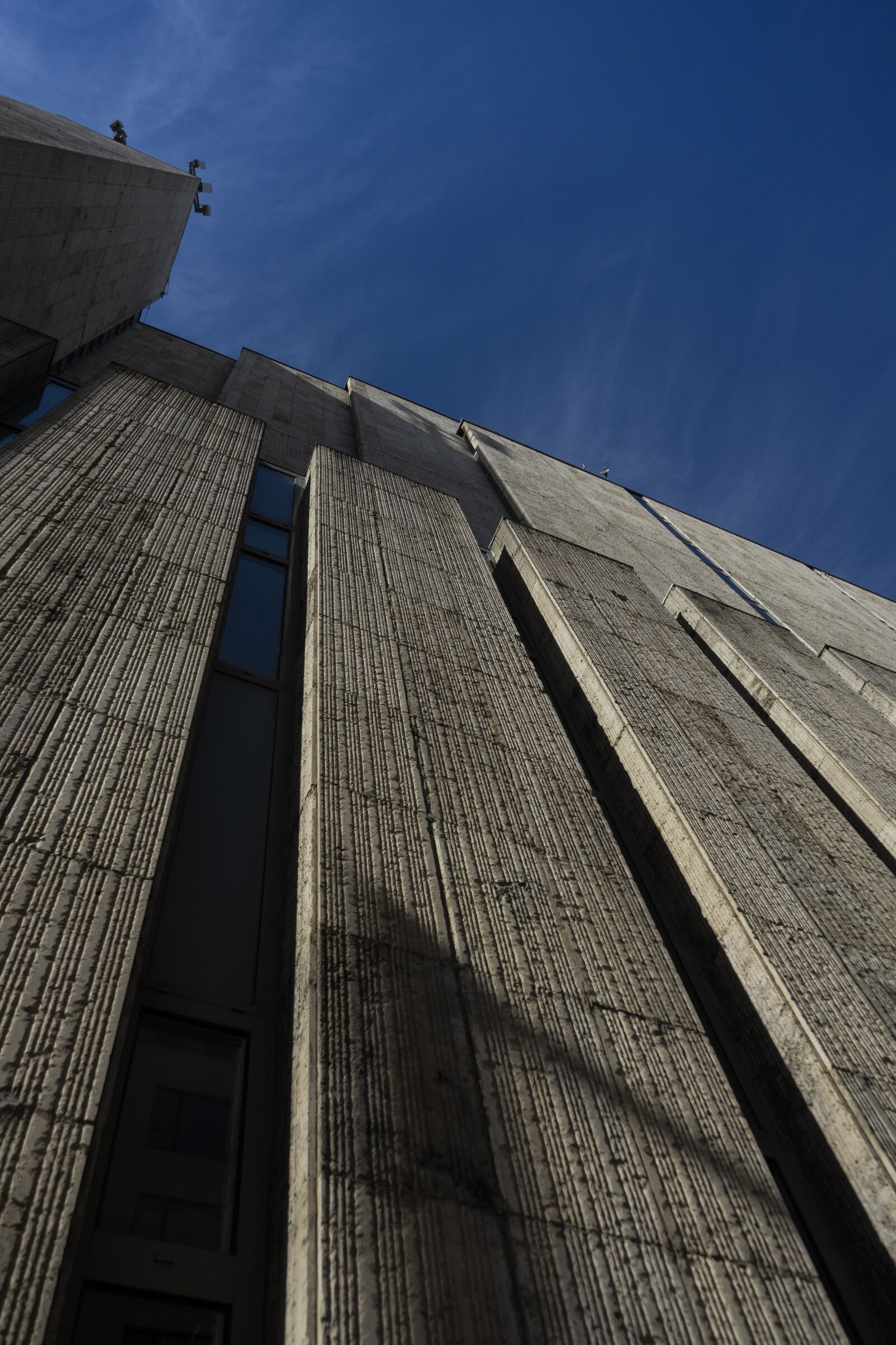 Sony a7 II + Sony FE 28-70mm F3.5-5.6 OSS sample photo. Background, sky, building photography