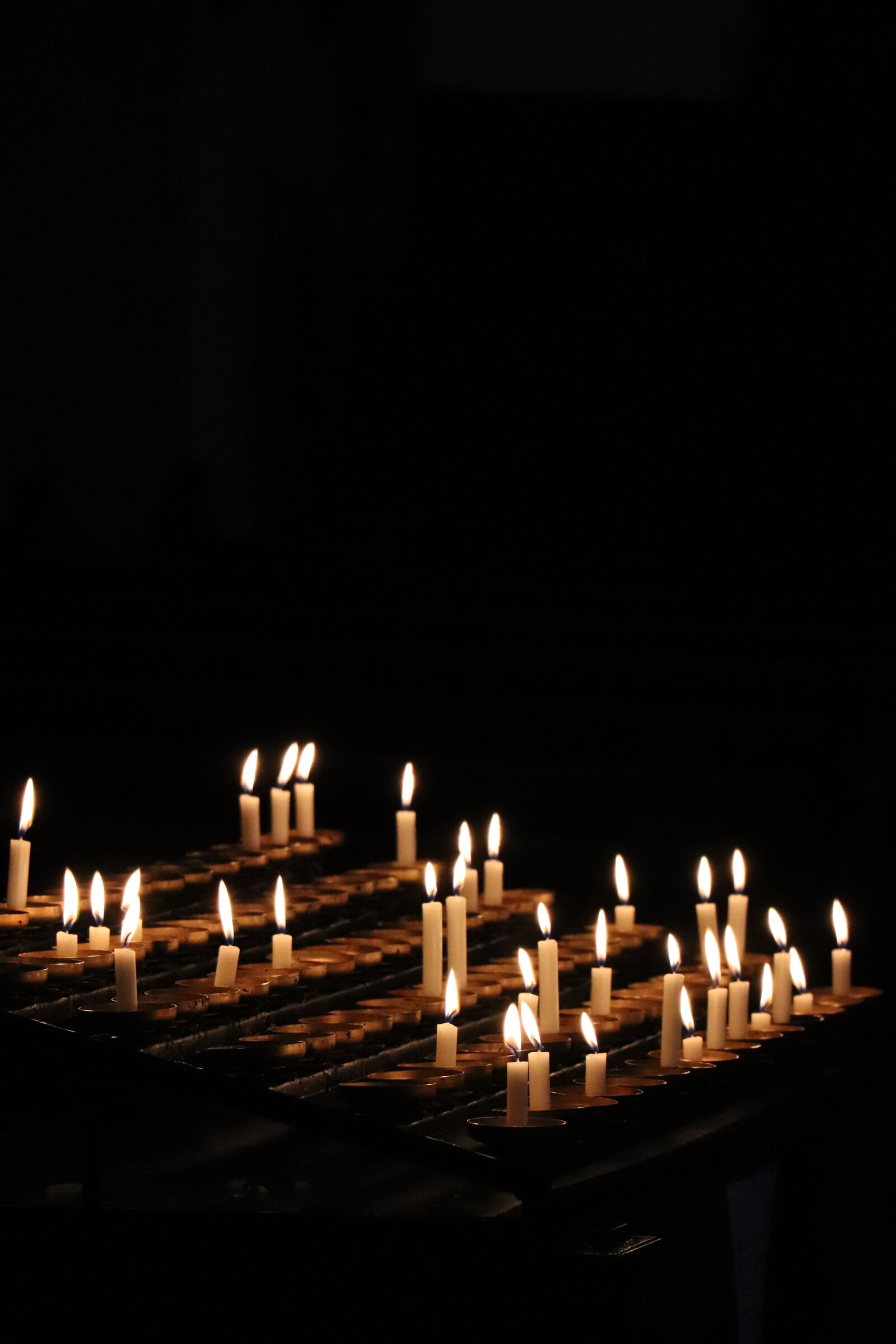 Canon EOS 800D (EOS Rebel T7i / EOS Kiss X9i) sample photo. Candle, candles, church photography