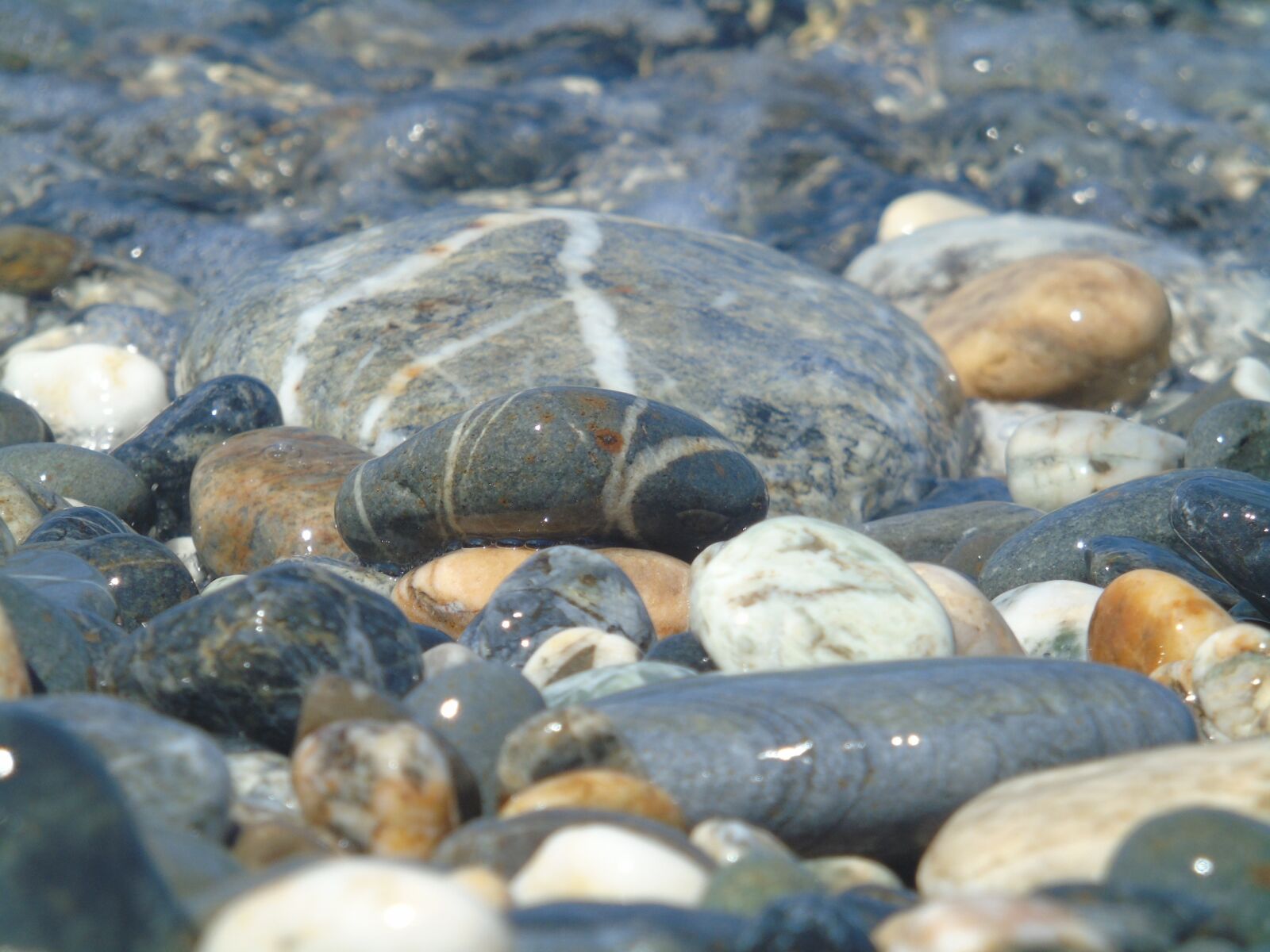 Sony Cyber-shot DSC-H400 sample photo. Pebbles, stones, rocks photography