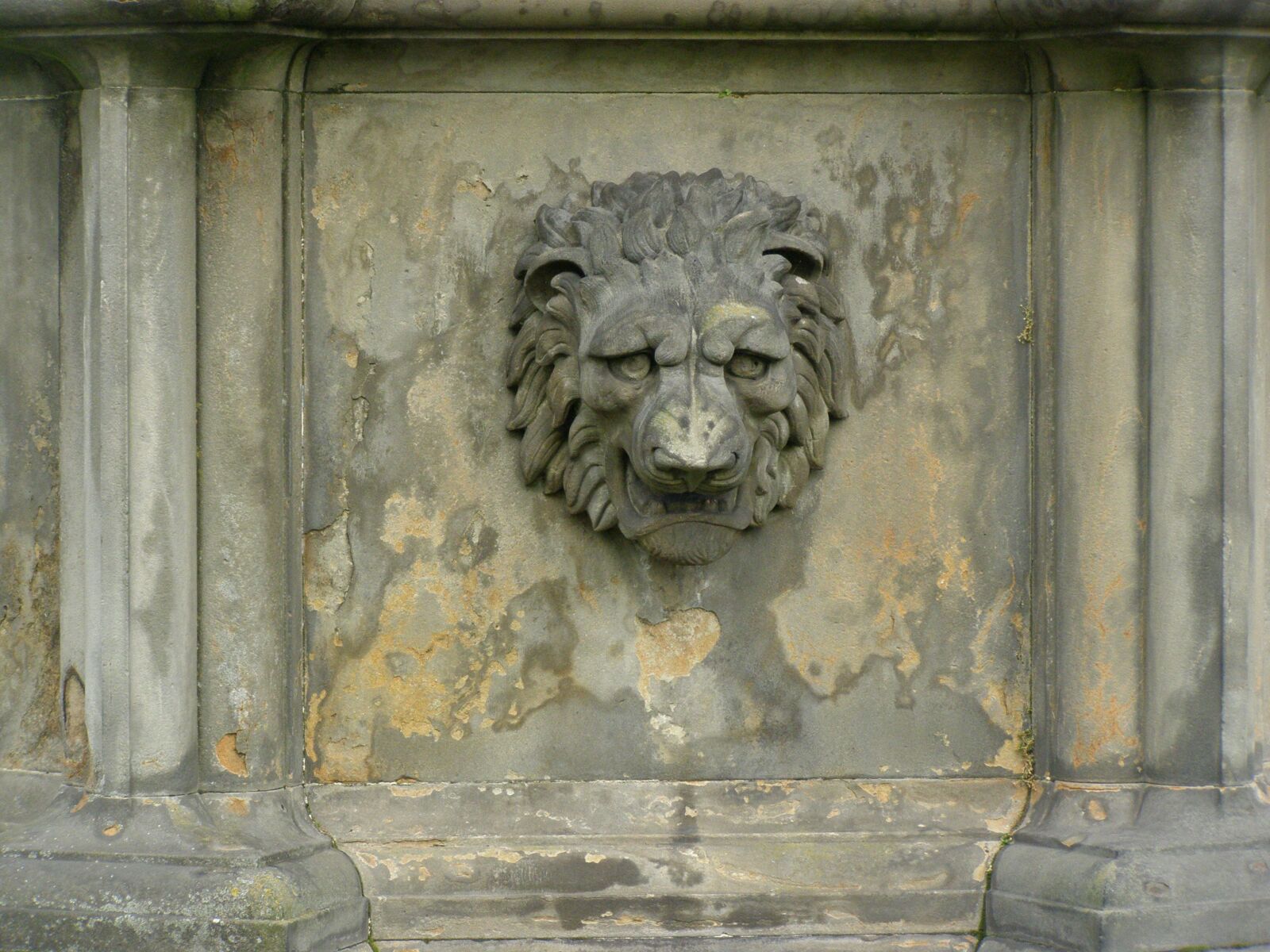 Olympus SP510UZ sample photo. Lion, holyrood palace, edinburgh photography