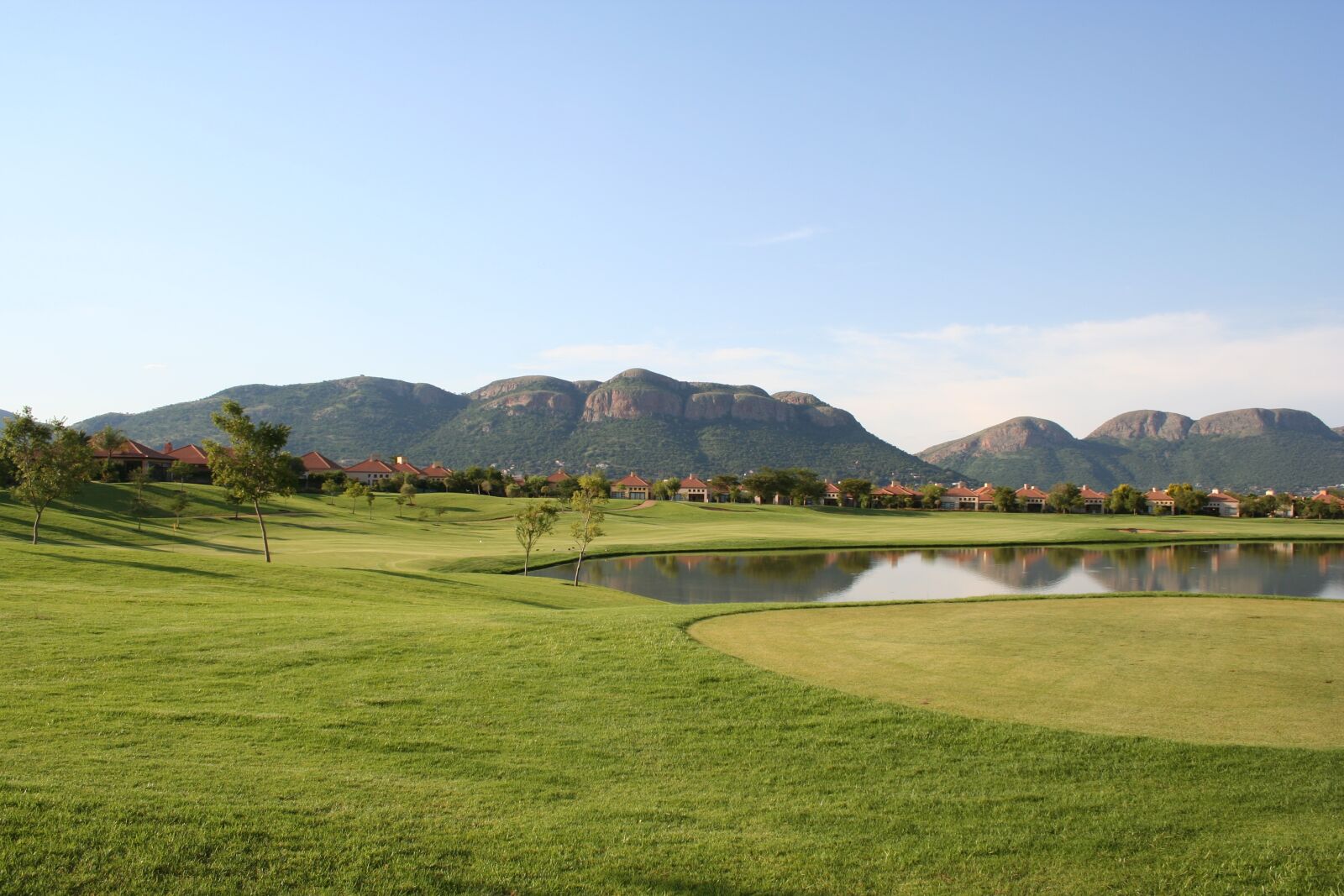 Canon EOS 350D (EOS Digital Rebel XT / EOS Kiss Digital N) sample photo. Golf green, mountains, lake photography