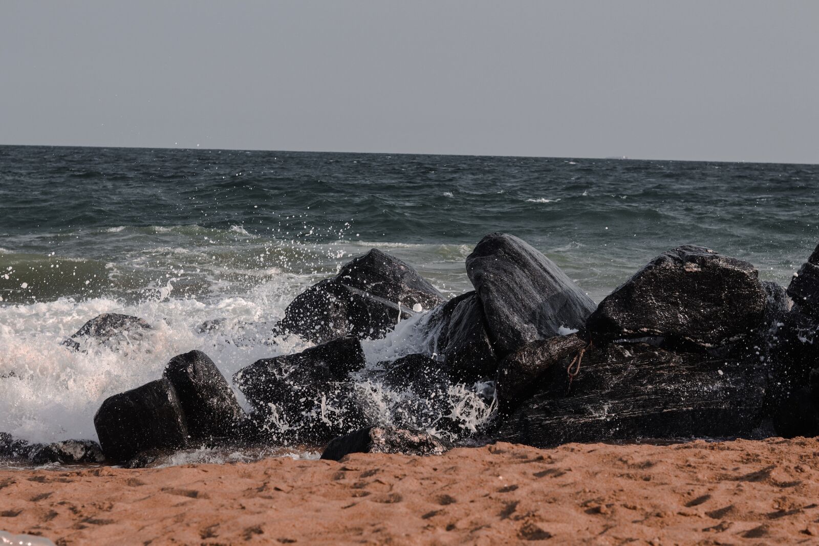 Canon EOS M50 (EOS Kiss M) + Canon EF 50mm F1.8 STM sample photo. Beach, rocks, wet photography