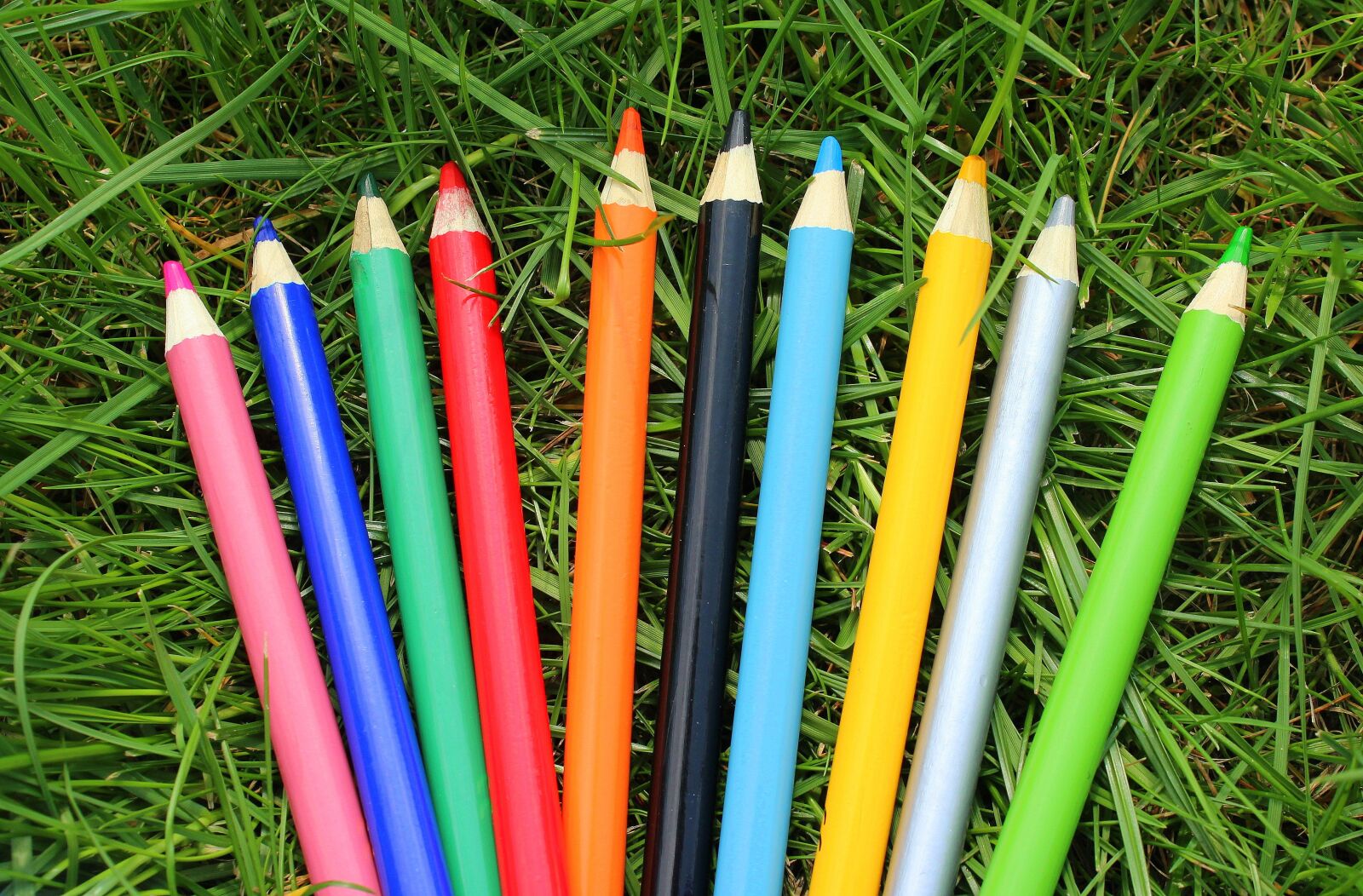 Canon EOS 1200D (EOS Rebel T5 / EOS Kiss X70 / EOS Hi) sample photo. Crayons, education, colorful photography