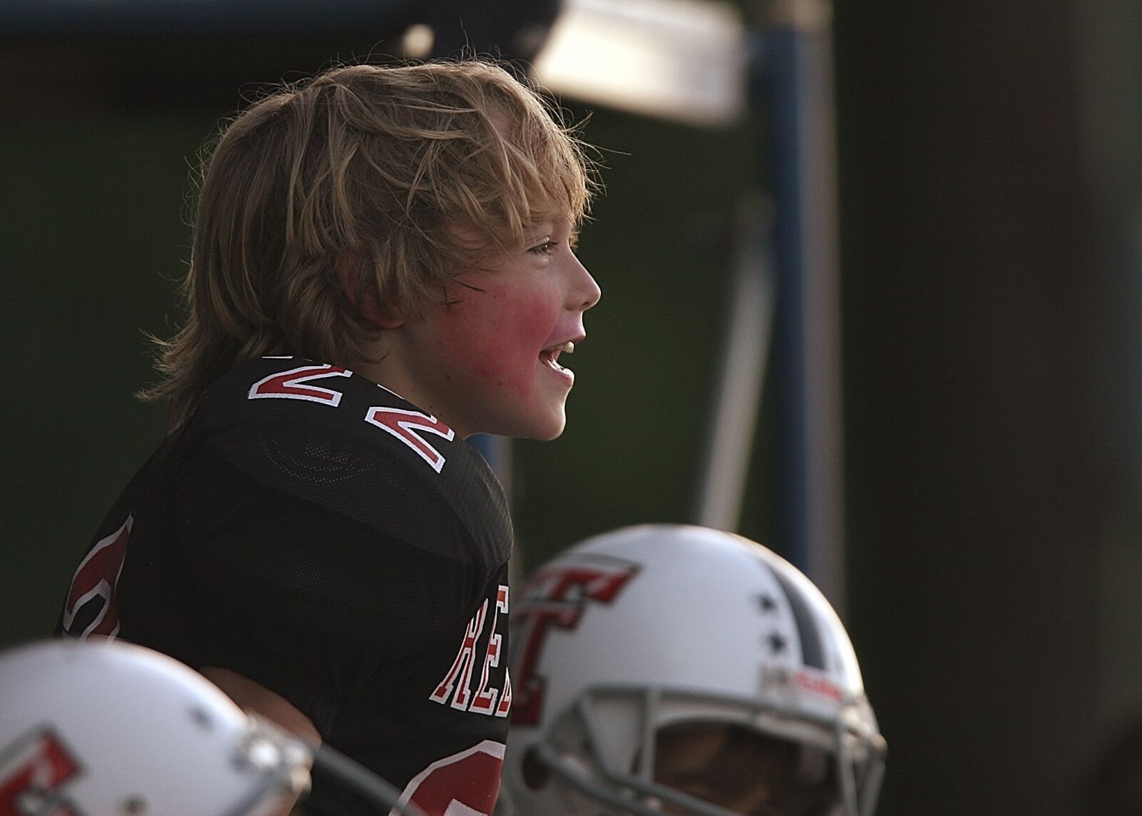 Canon EOS 20D sample photo. Football player, youth, helmet photography