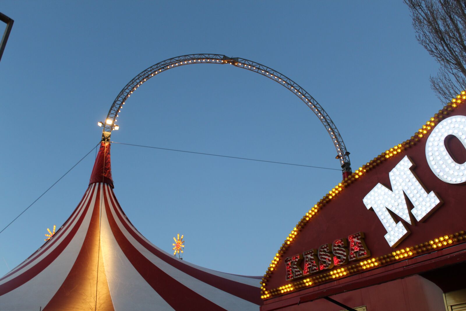 Шапить. Цирк вечером. Circus Tent. Аттракцион паровоз Циркус. Здание в виде циркового шатра.