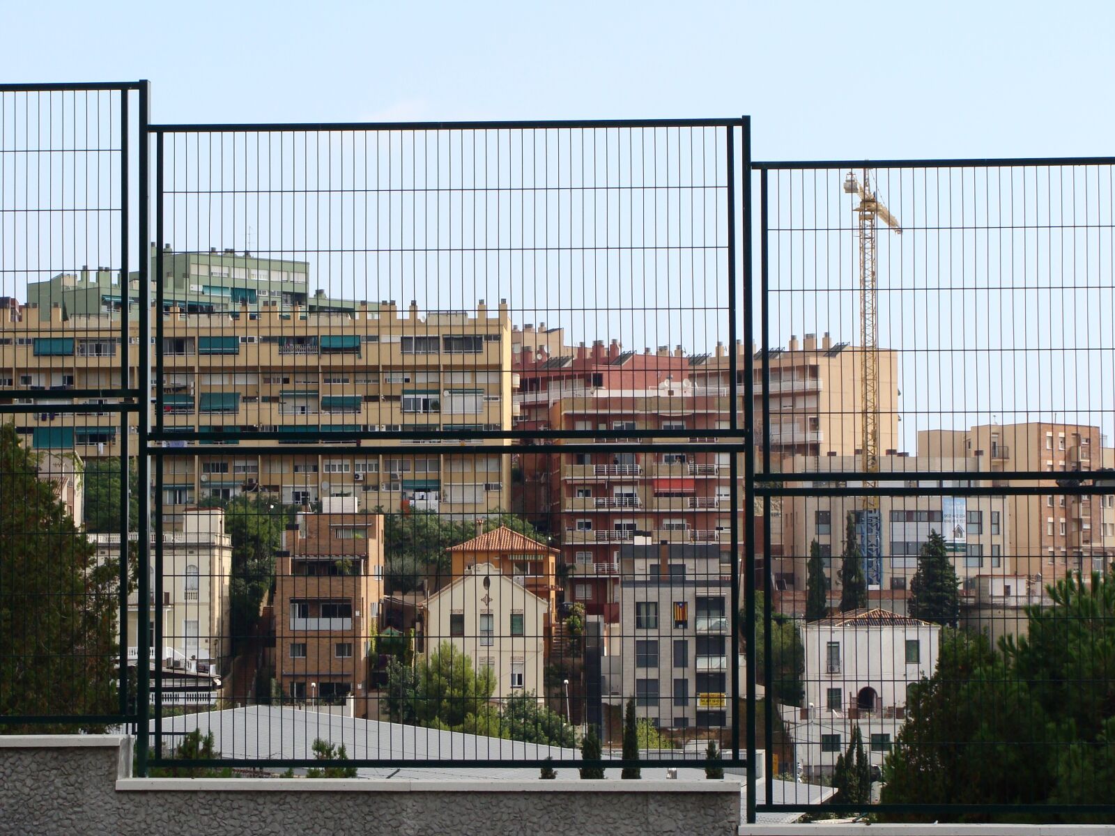 Sony Cyber-shot DSC-H10 sample photo. Fence, buildings, city photography