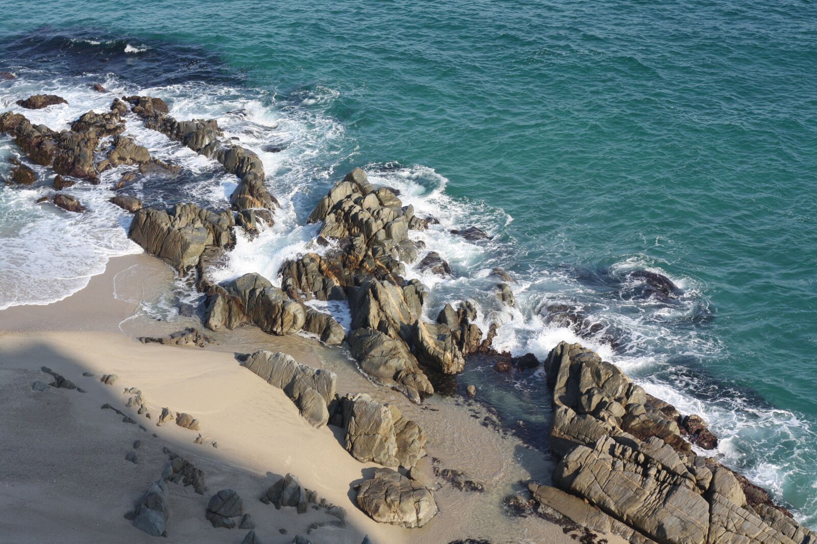 Canon EOS 450D (EOS Rebel XSi / EOS Kiss X2) sample photo. Beach, rock, sea photography