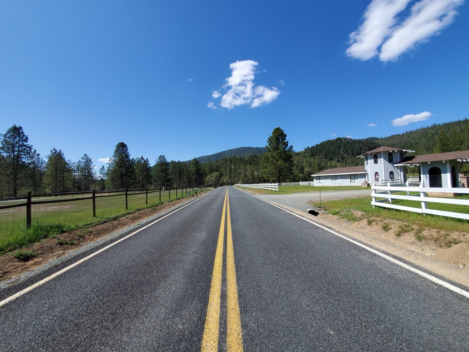 Samsung Galaxy S10+ sample photo. Road, mountains, highway photography