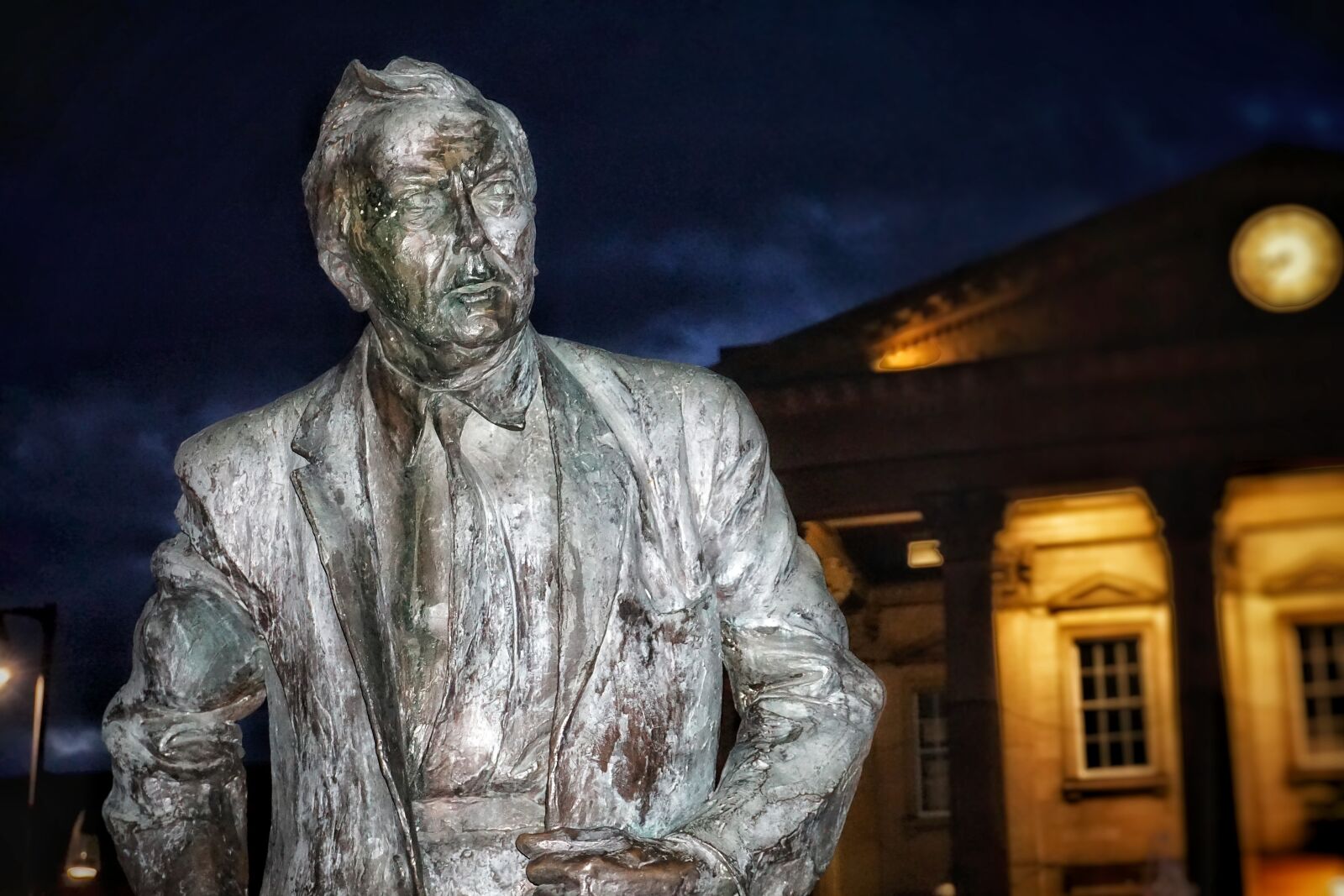 Sony a6000 sample photo. Statue, harold wilson, british photography