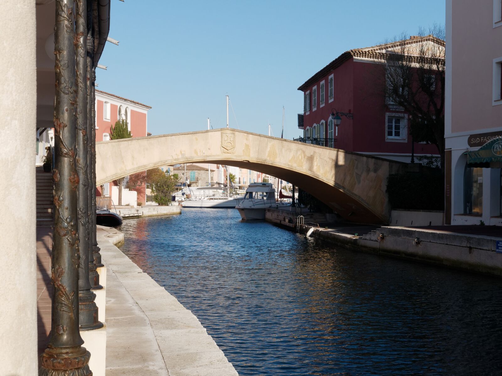 Panasonic Lumix DMC-GX85 (Lumix DMC-GX80 / Lumix DMC-GX7 Mark II) sample photo. Body of water, architecture photography