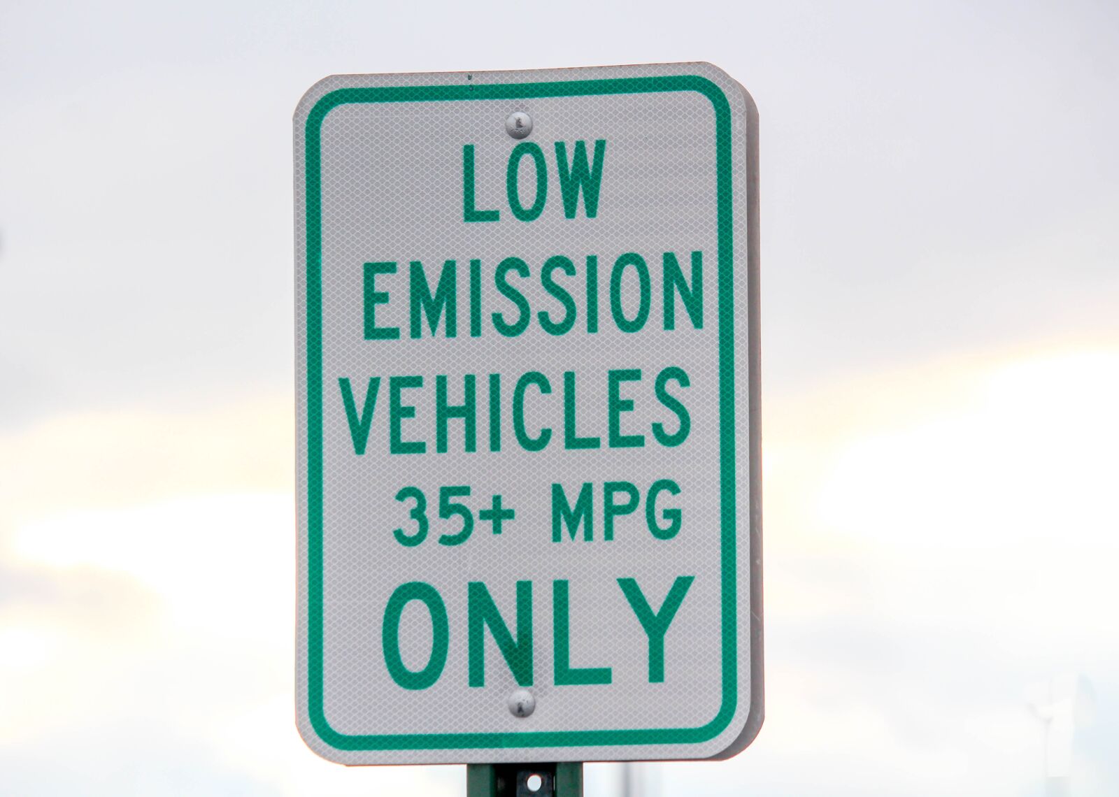 Canon EOS 700D (EOS Rebel T5i / EOS Kiss X7i) sample photo. Vehicles, sign, business photography