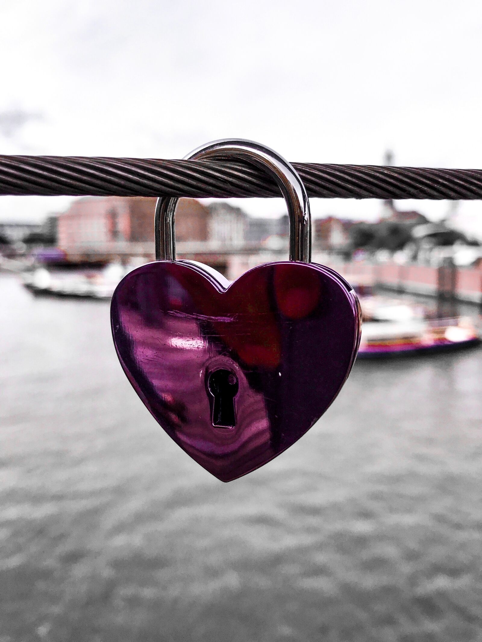 iPhone 7 back camera 3.99mm f/1.8 sample photo. Love castle, heart, hamburg photography