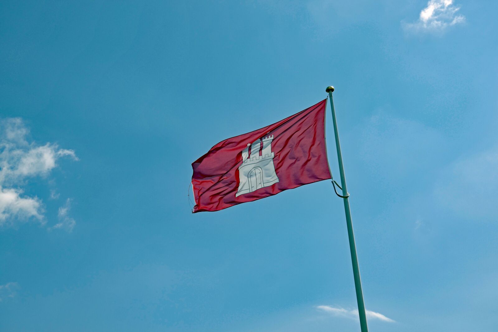 Vario-Elmar TL 1:3.5-5.6 / 18-56 ASPH. sample photo. Hamburg, flag, red photography