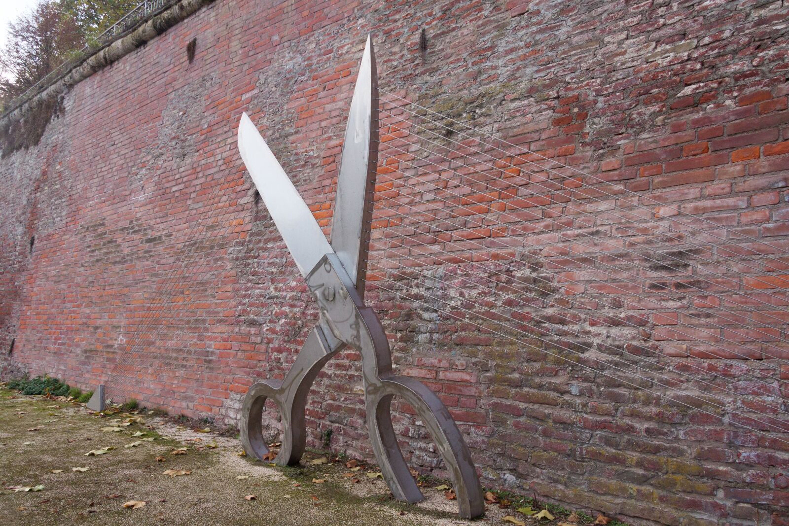 Canon EF-S 17-85mm F4-5.6 IS USM sample photo. City wall, sculpture, scissors photography