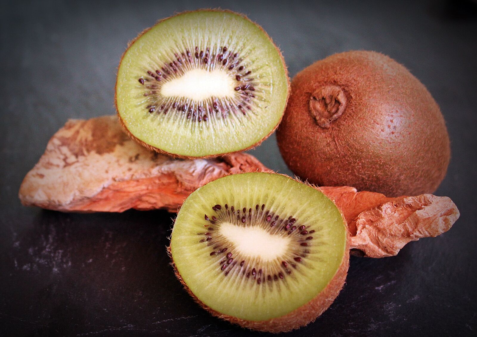 Canon EOS 550D (EOS Rebel T2i / EOS Kiss X4) sample photo. Kiwi, fruit, healthy photography