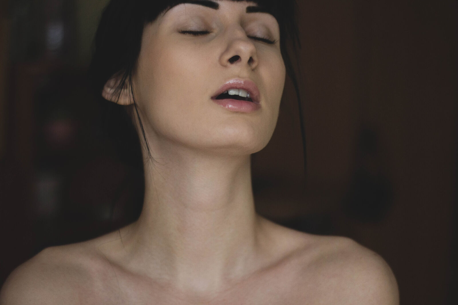 Canon EOS 600D (Rebel EOS T3i / EOS Kiss X5) + Canon EF 50mm F1.8 II sample photo. Topless, woman, closing, her photography