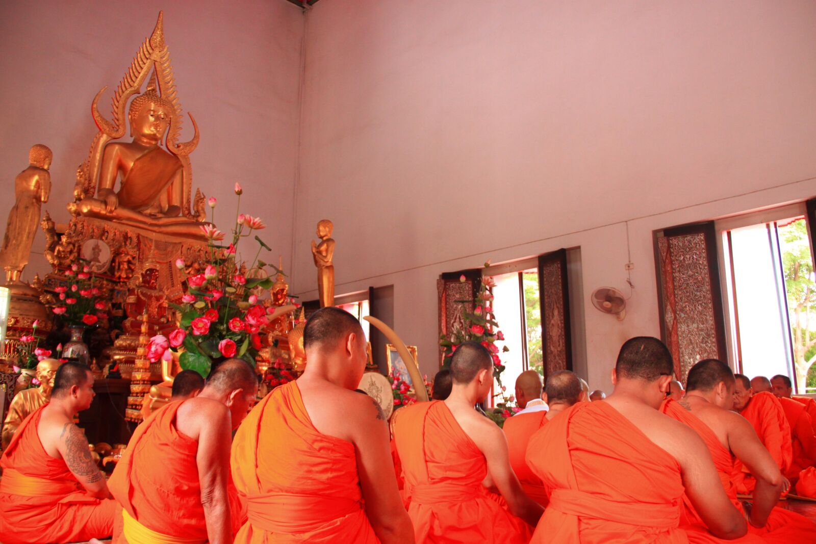 Canon EOS 500D (EOS Rebel T1i / EOS Kiss X3) sample photo. Buddhist holy day, monk photography