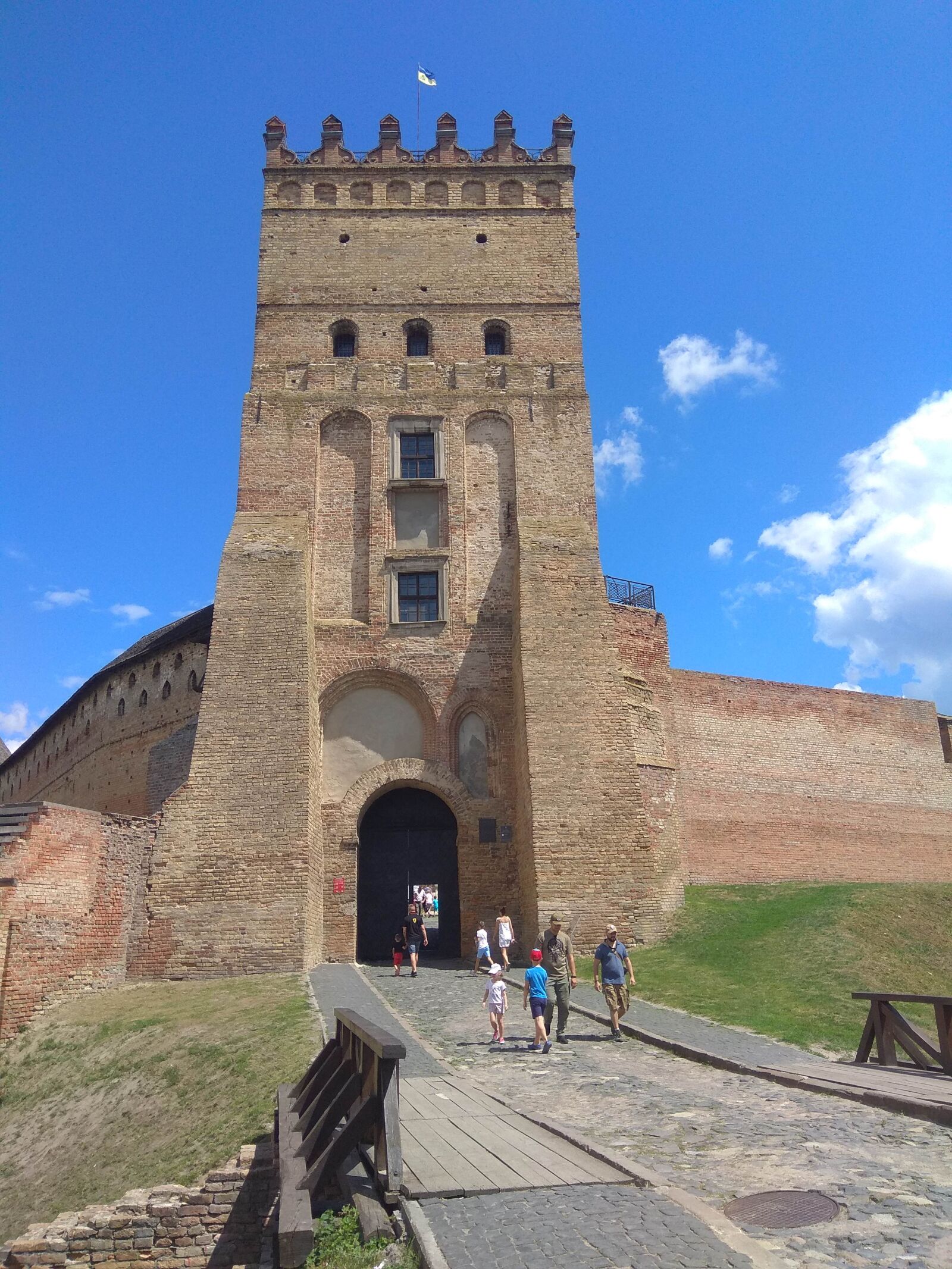 Xiaomi Redmi Note 4 sample photo. Castle, people, sightseeing photography