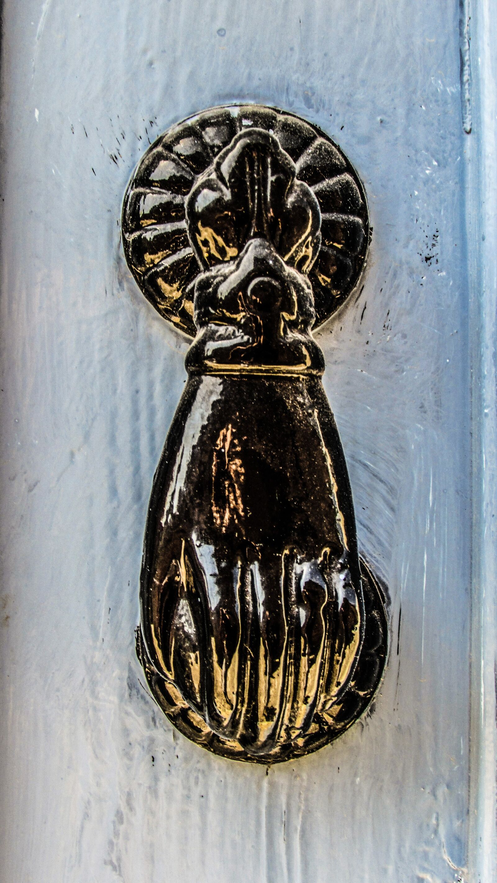 Canon PowerShot SX400 IS sample photo. Knocker, hand, door photography