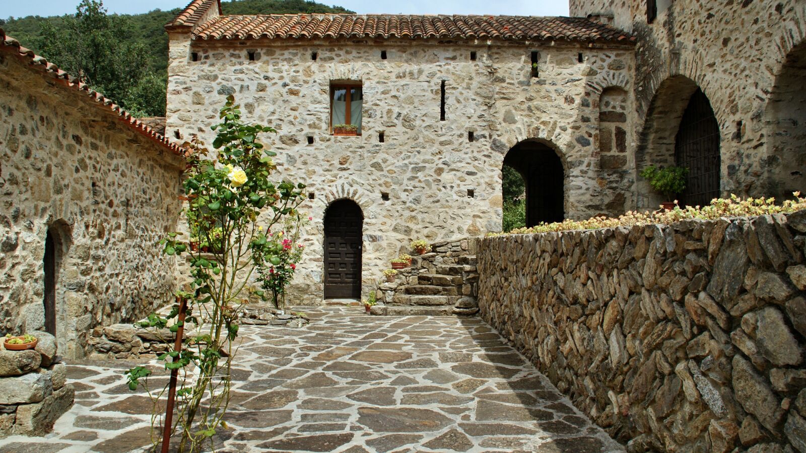 Sony Alpha DSLR-A230 sample photo. France, old stones, architecture photography